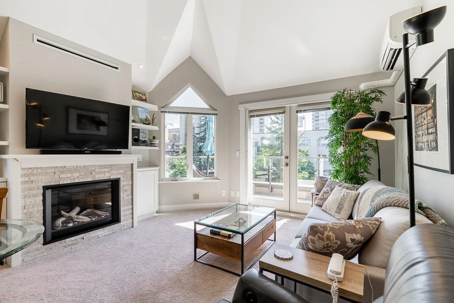 Property at #306 1535 Chesterfield Avenue, North Vancouver, BC