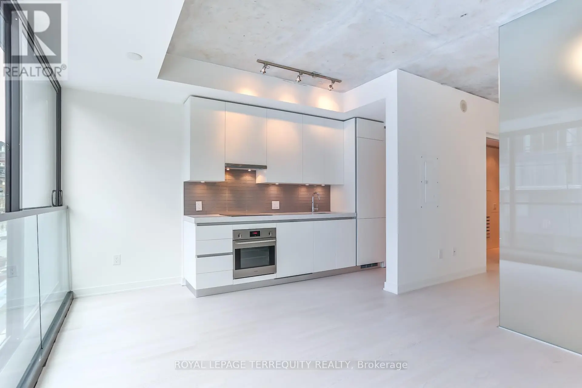 #215 629 KING STREET W - Image 6