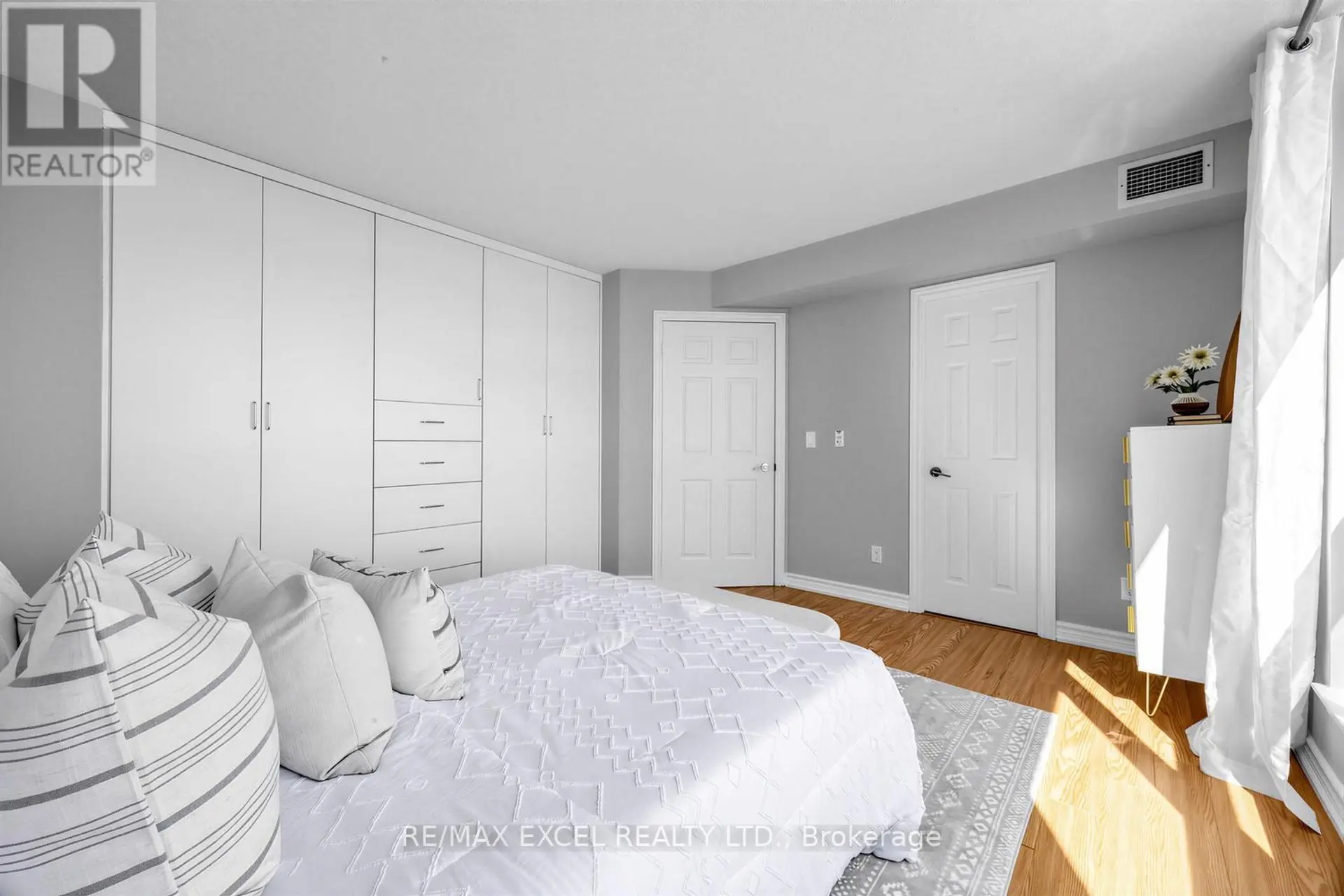 #916 340 WATSON STREET W - Image 6