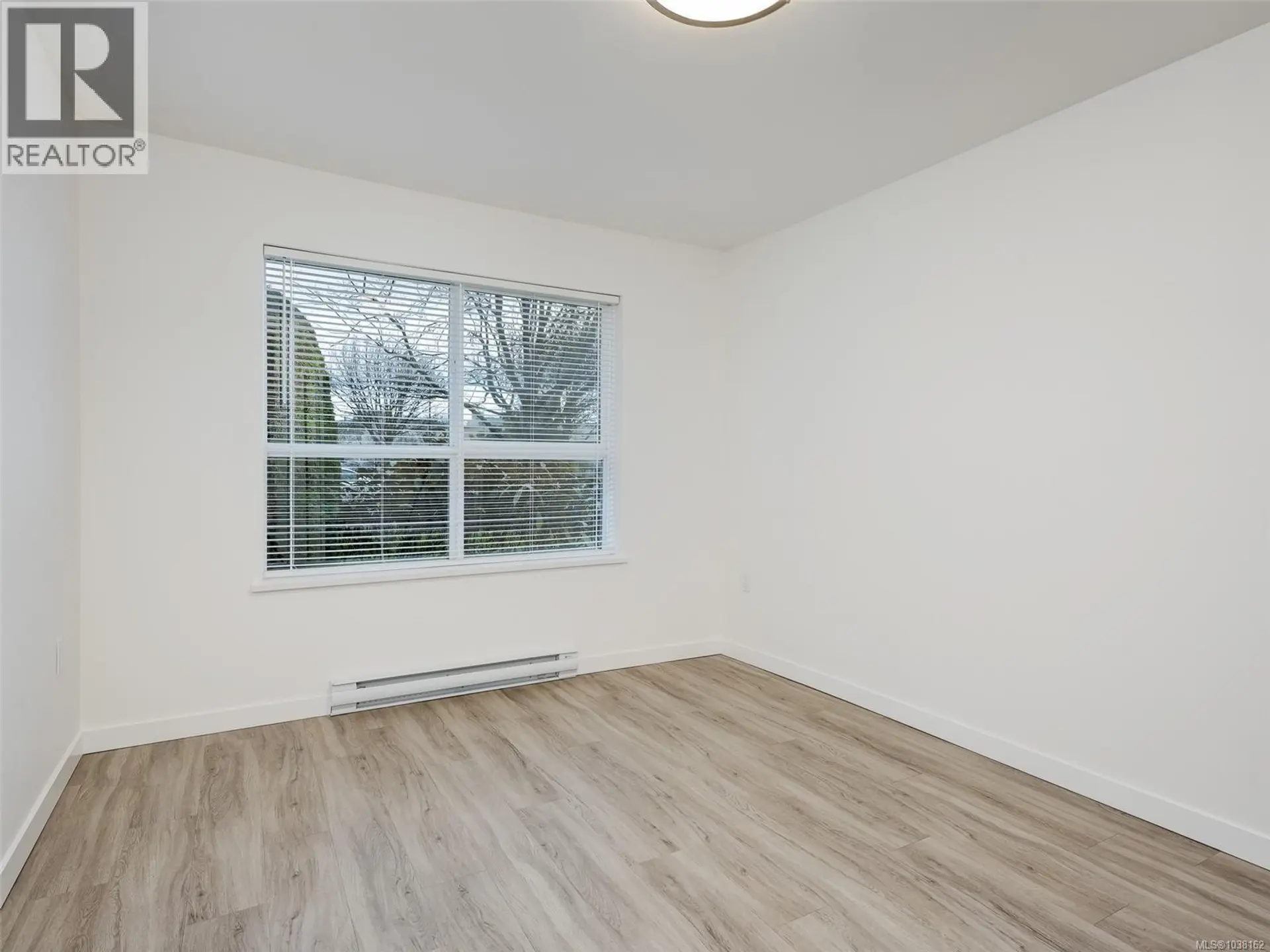 #104 689 Bay St - Image 13