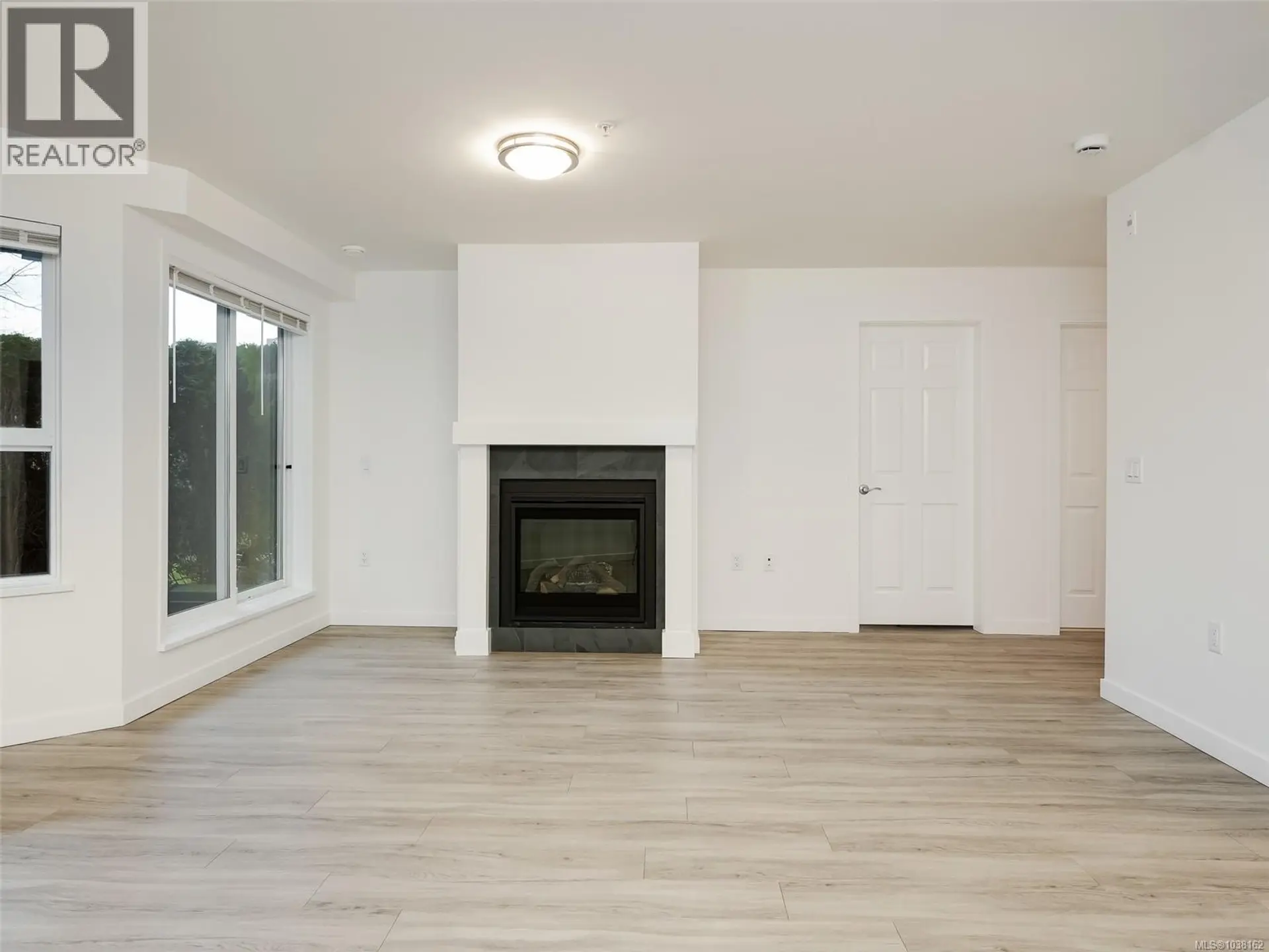 #104 689 Bay St - Image 3