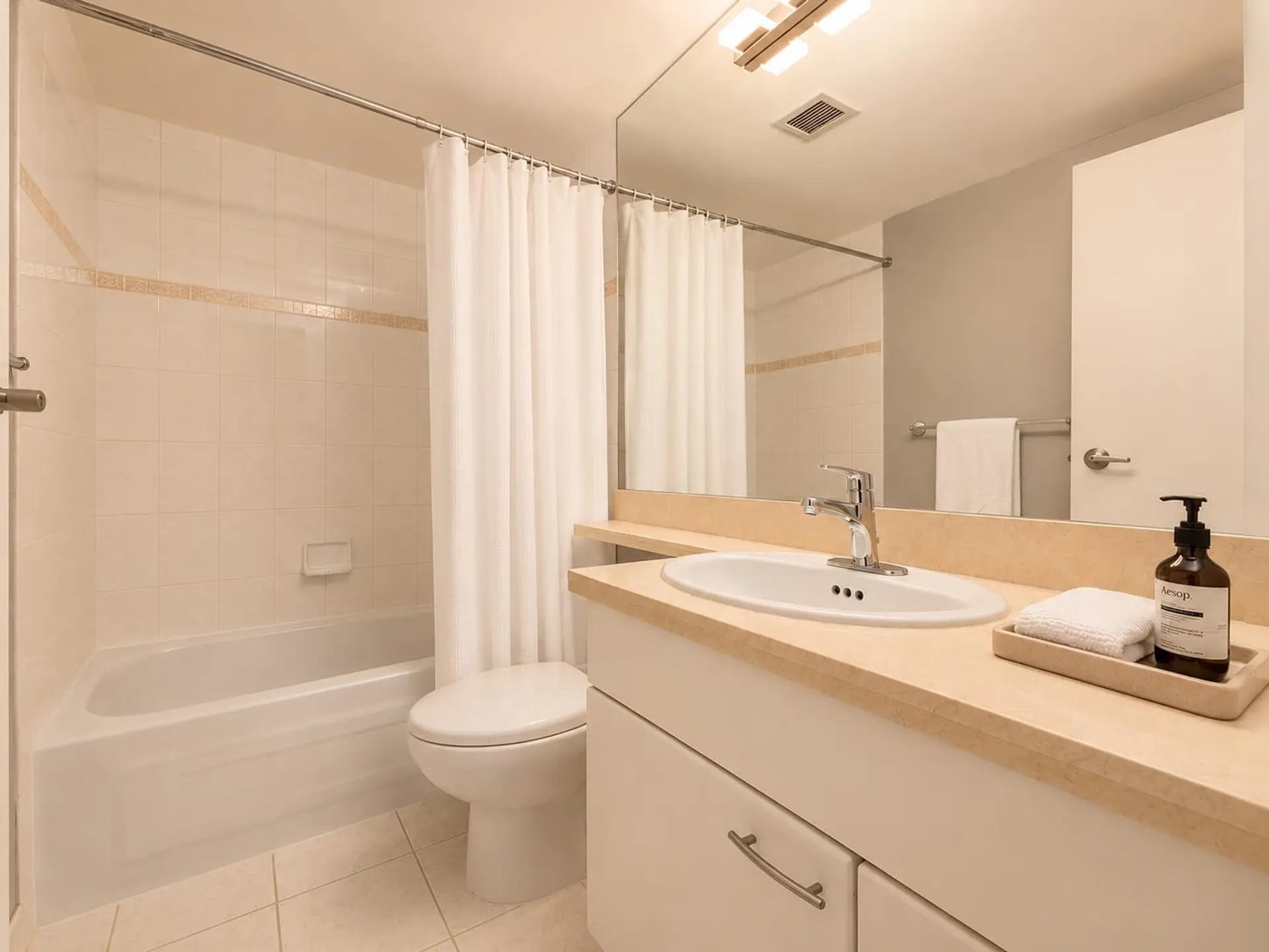 #1206 388 Drake Street - Image 10