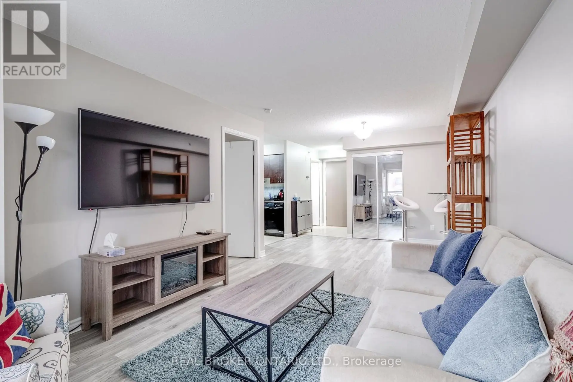 #225 35 SARANAC BOULEVARD - Image 4