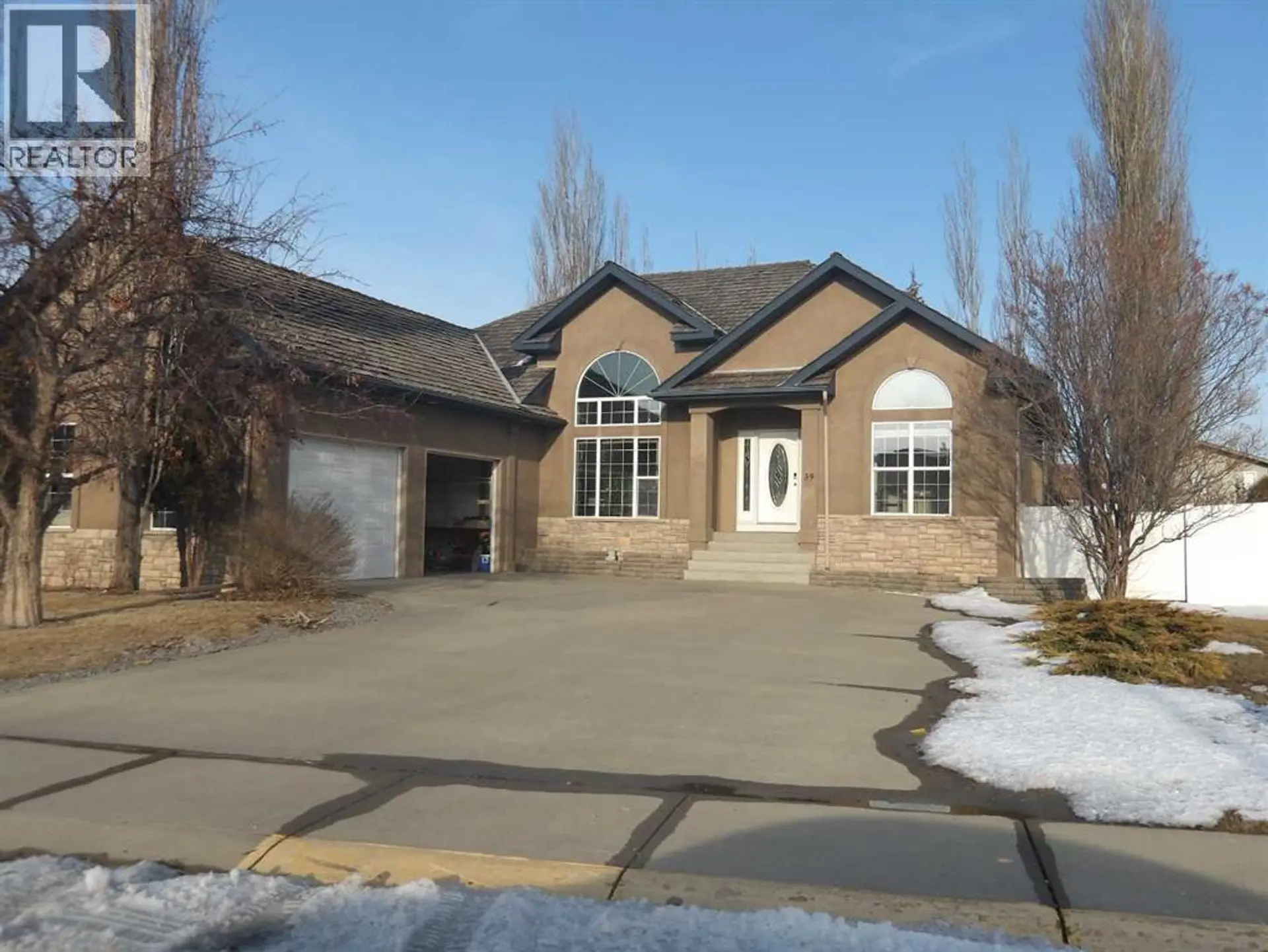 39 ASHLEY Close - Image 1