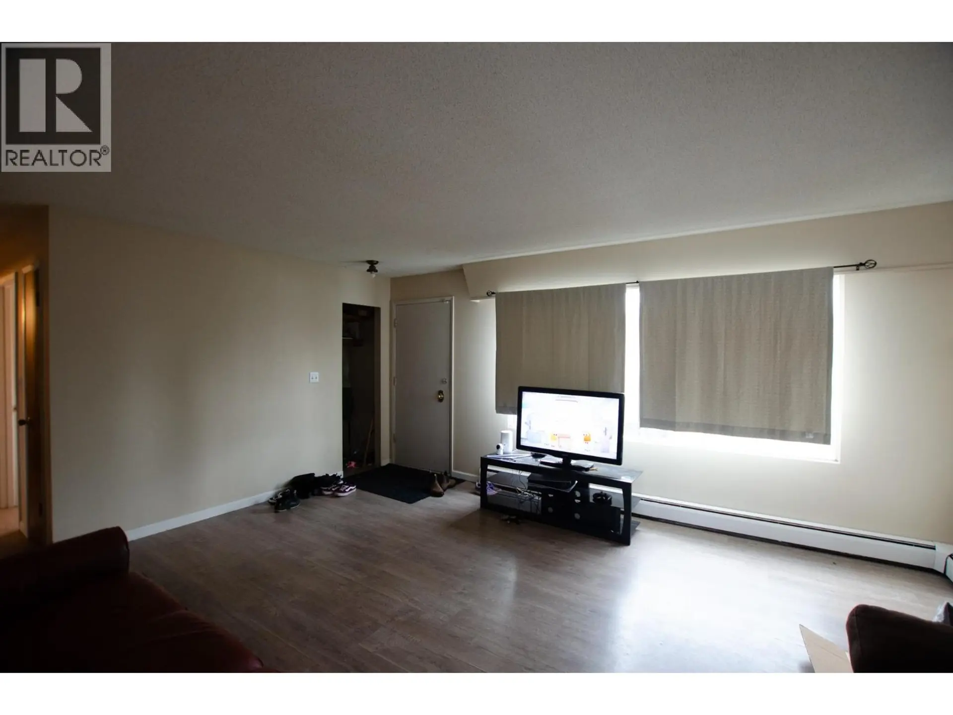 2110 OAK STREET - Image 3