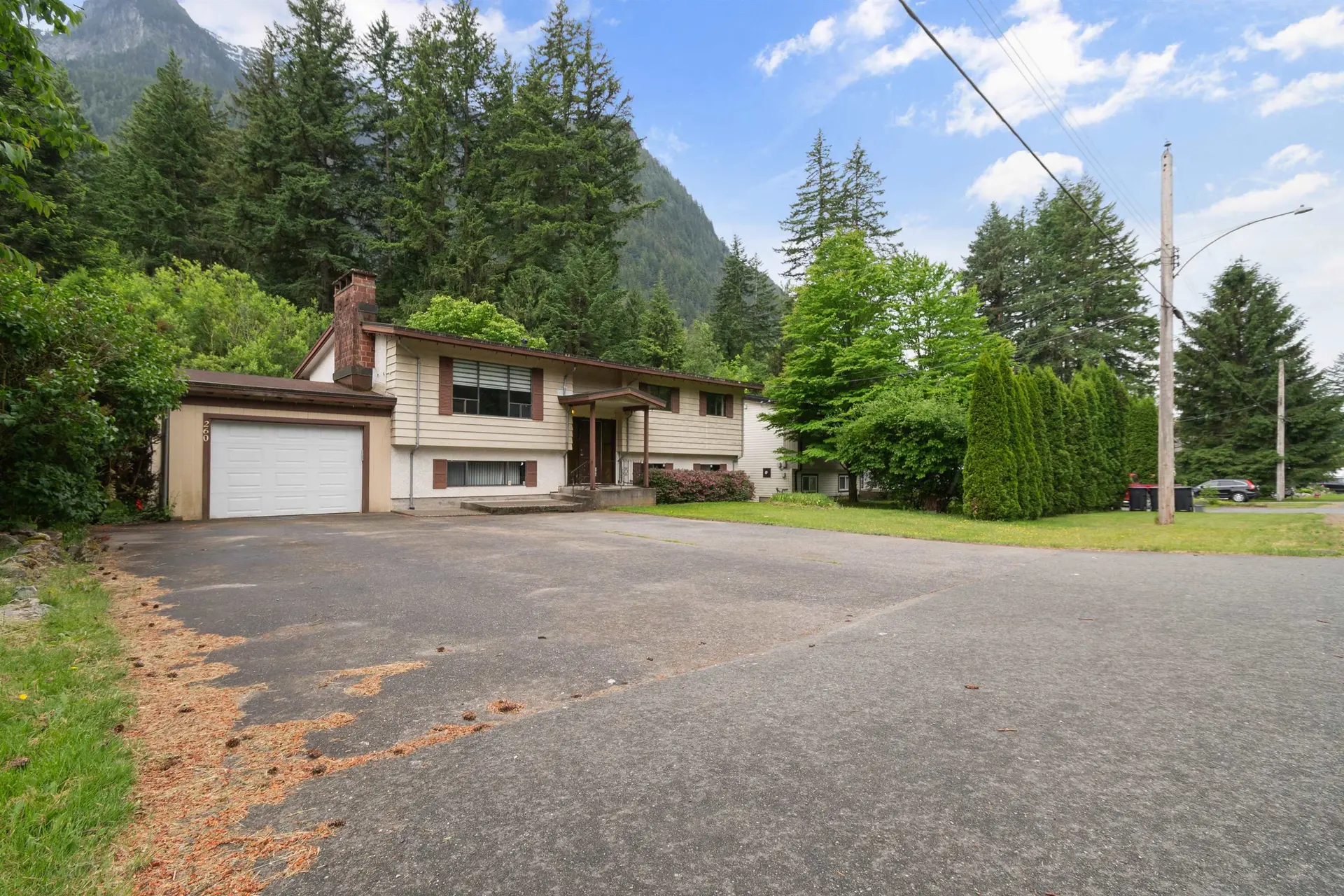 Property at 260 Robertson Crescent, Hope, BC