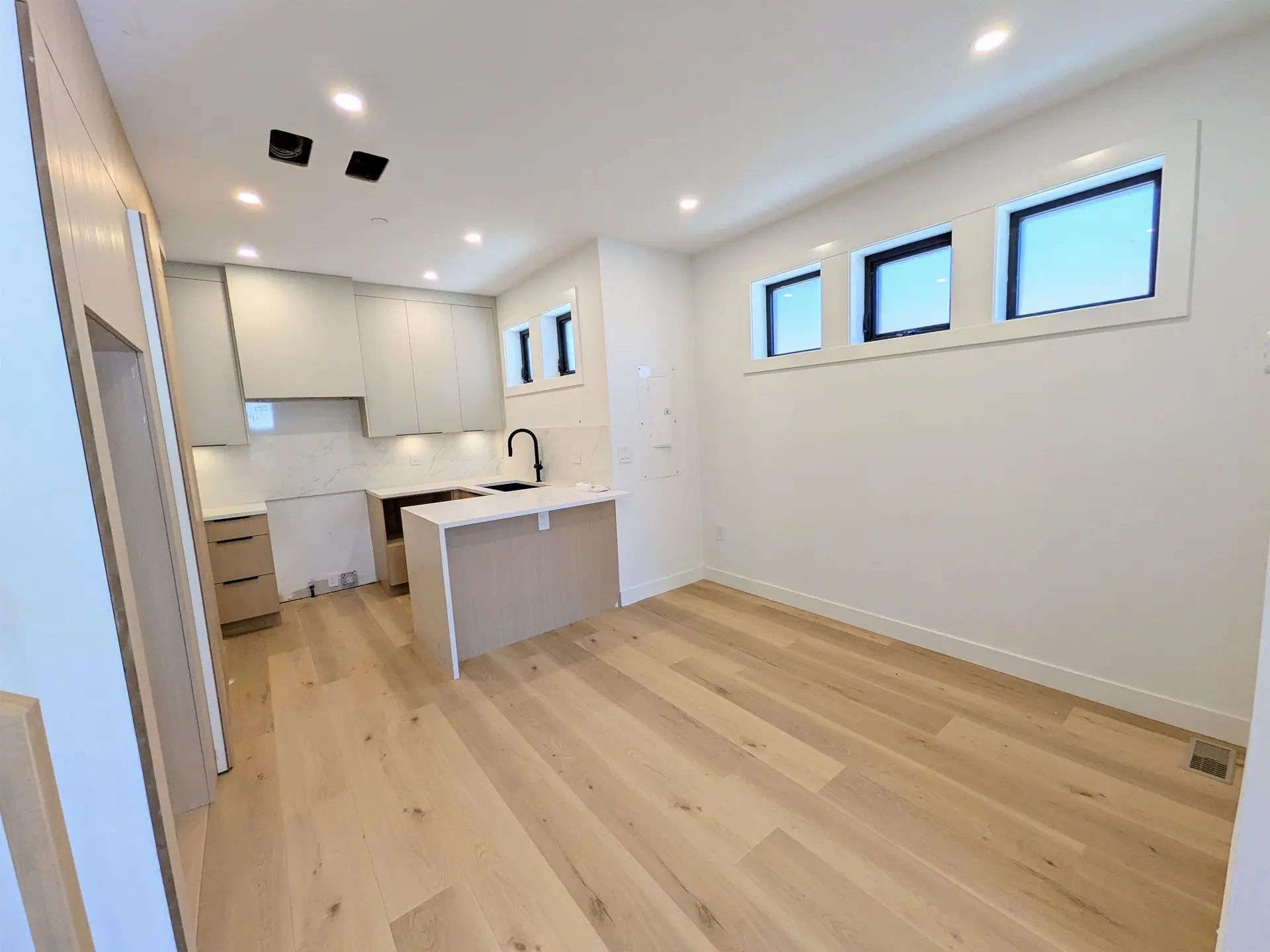 920 E 16th Avenue - Image 8