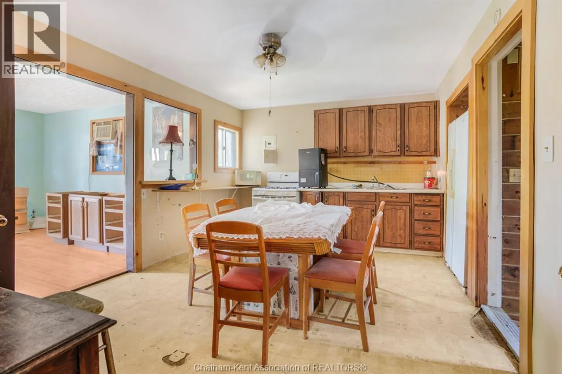 8 Gray STREET - Image 9