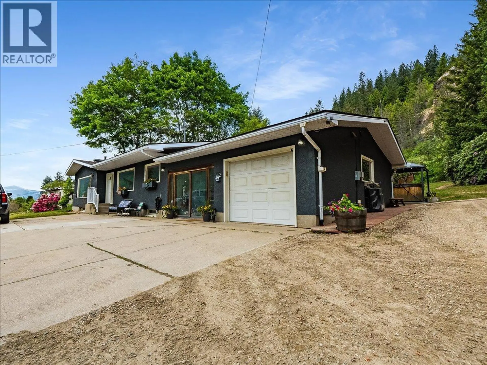 Property at 2927 UPPER LEVELS Road, Robson, BC