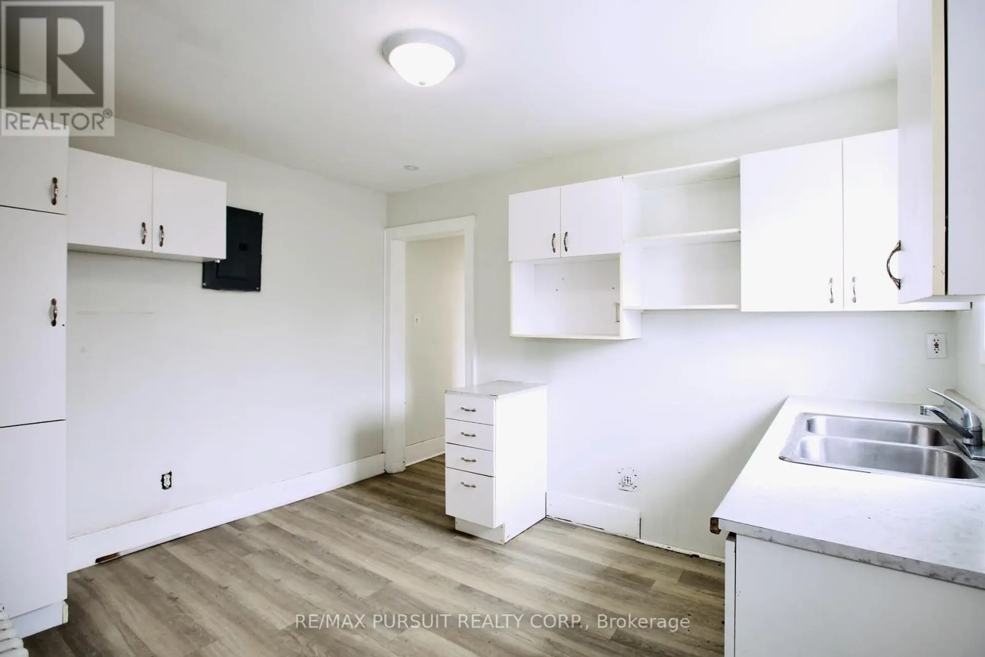 99 DUNCAN AVENUE S - Image 2