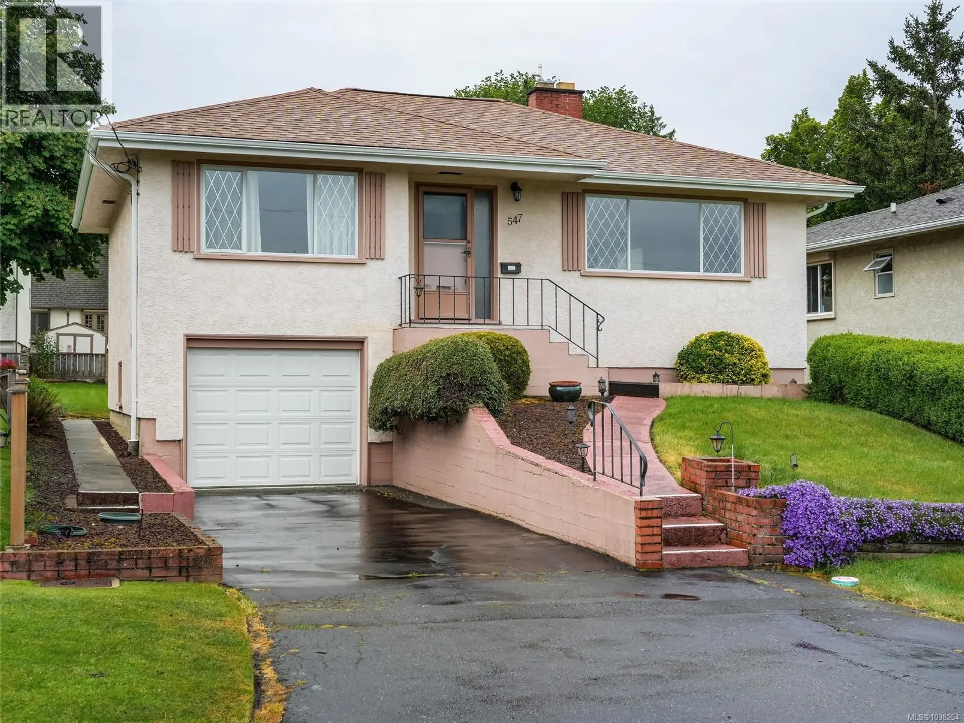 Property at 547 Davida Ave, Saanich, BC