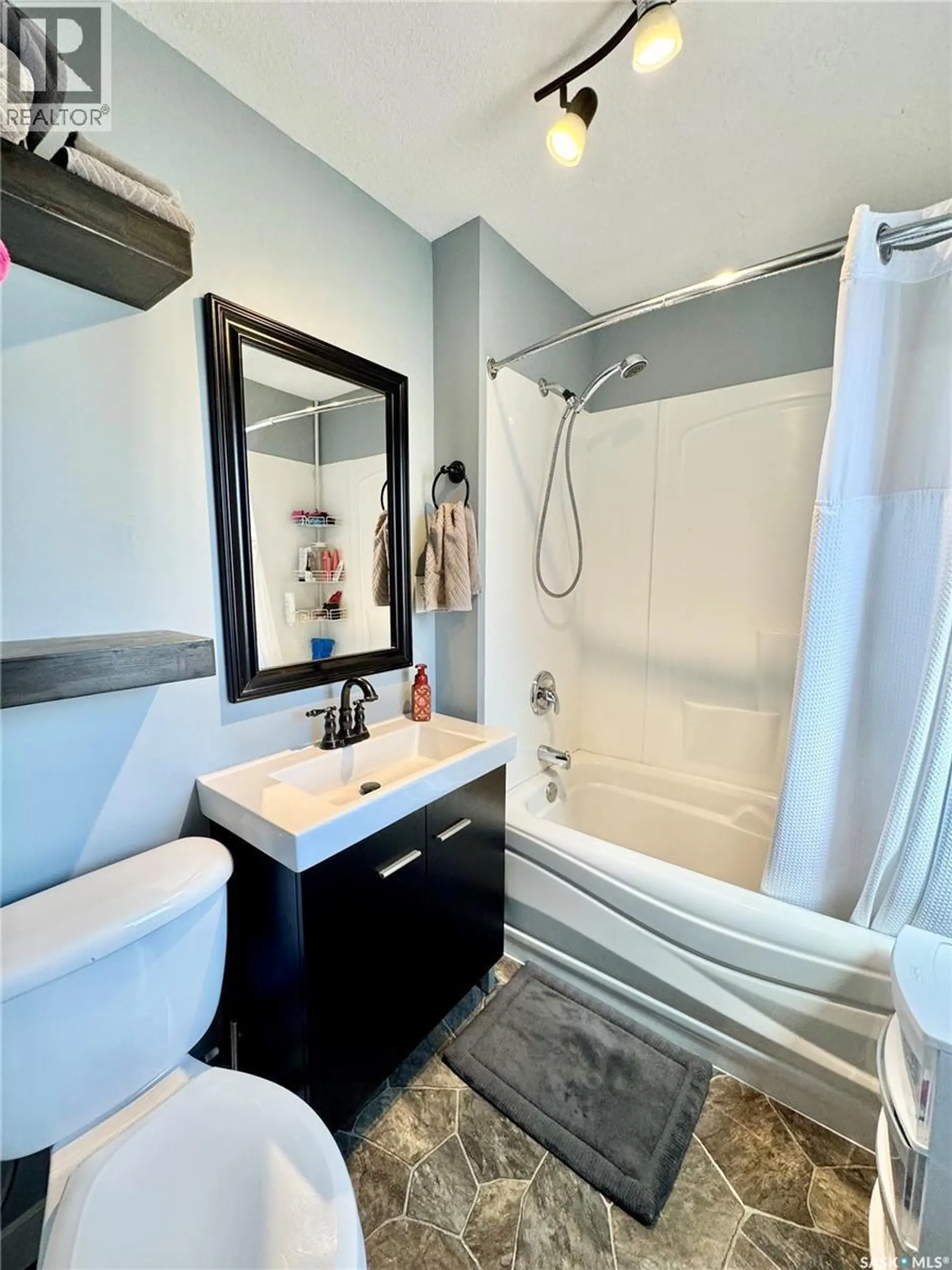 719 4th STREET E - Image 10