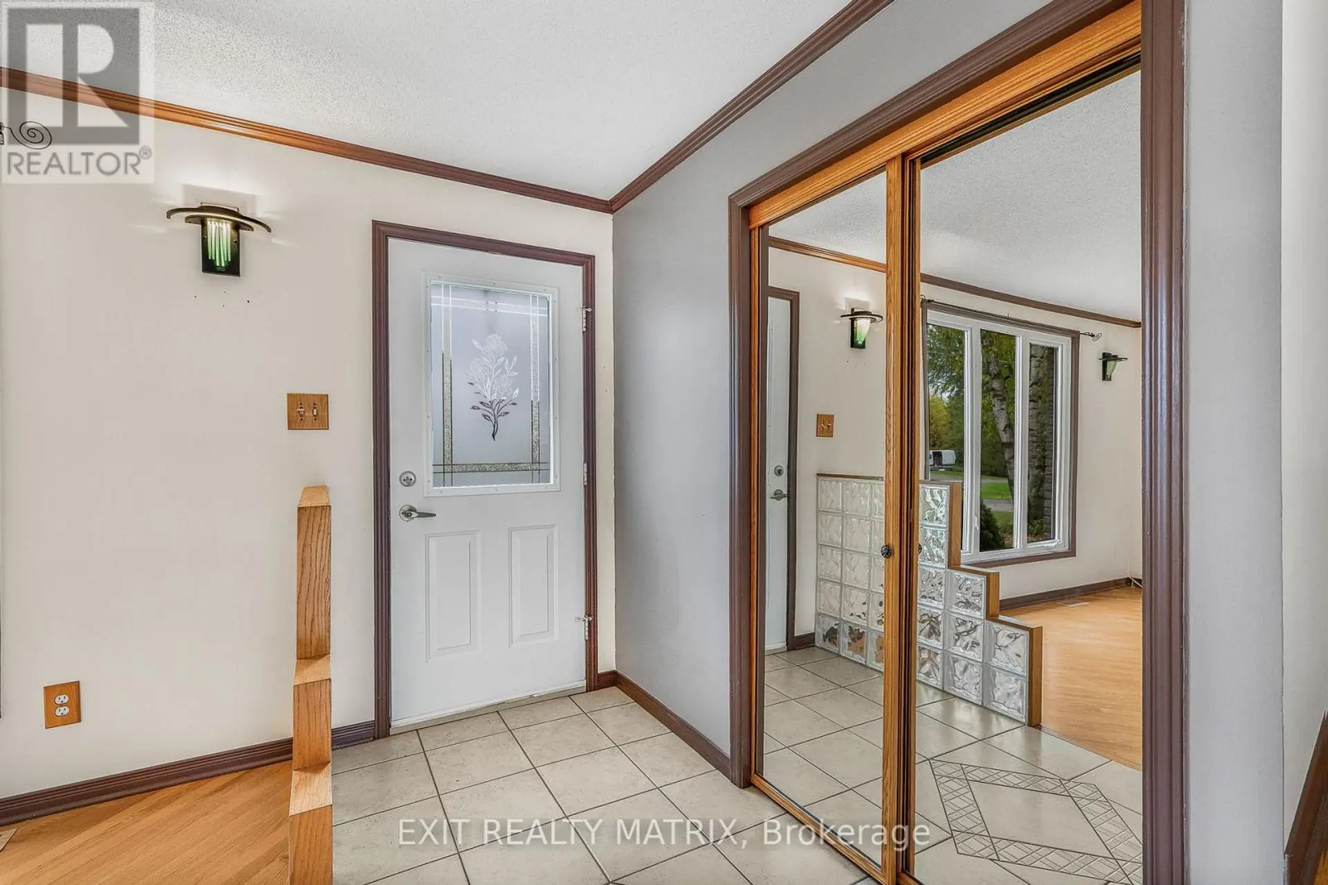 29 LOUISE CRESCENT - Image 2