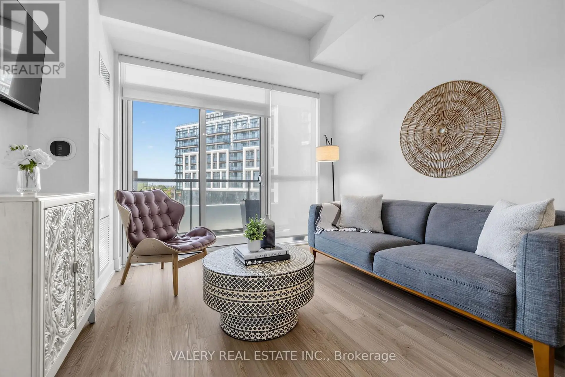 #411 60 GEORGE BUTCHART DRIVE - Image 4