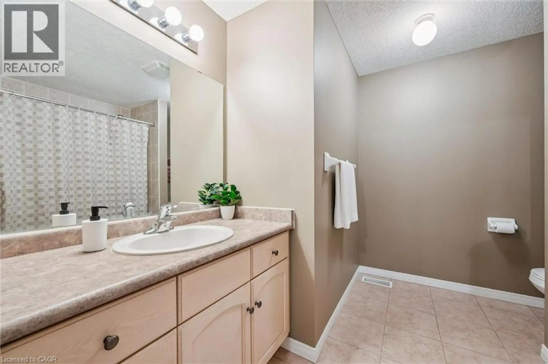 #38 210 DAWN Avenue - Image 10