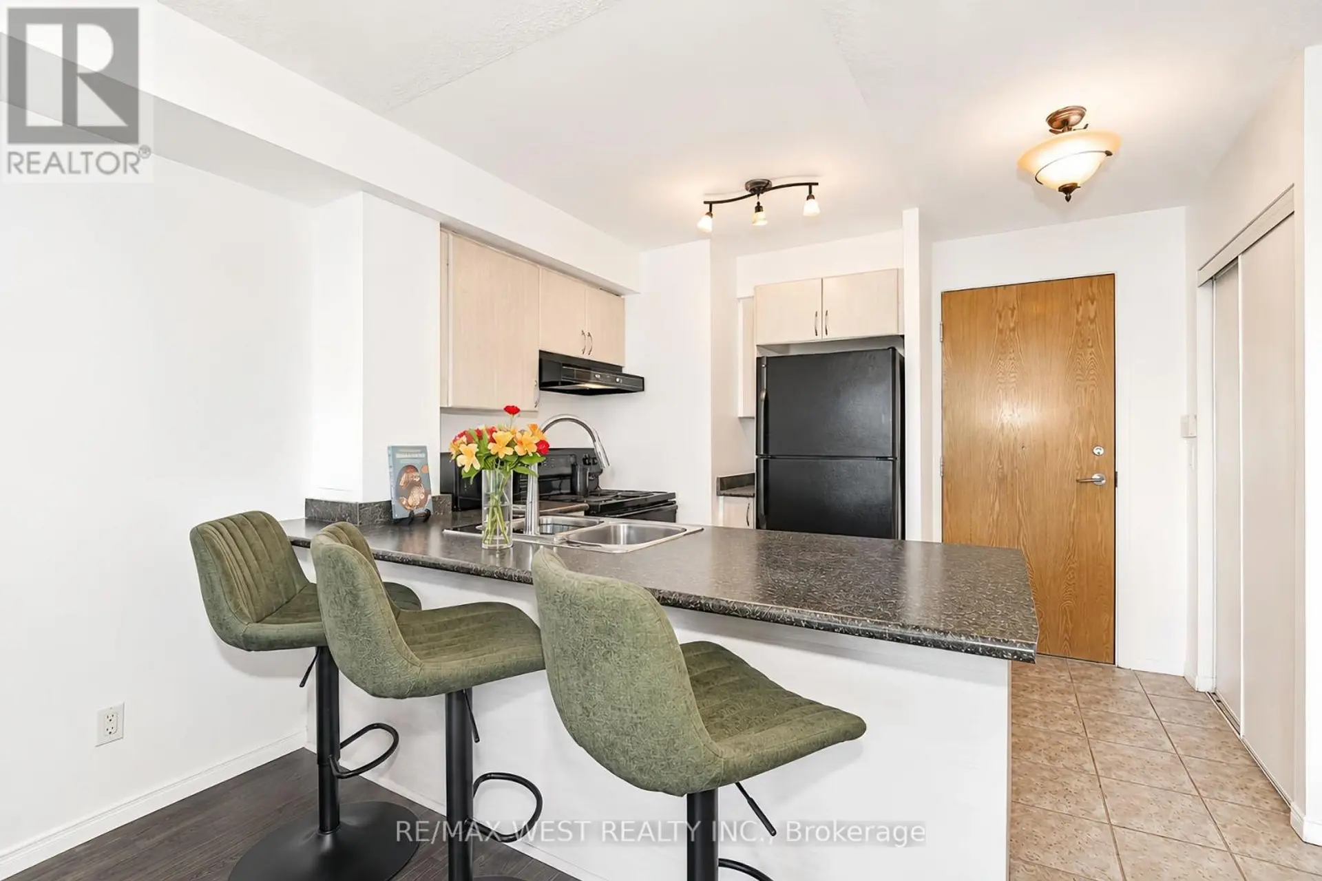 #216 340 WATSON STREET W - Image 2