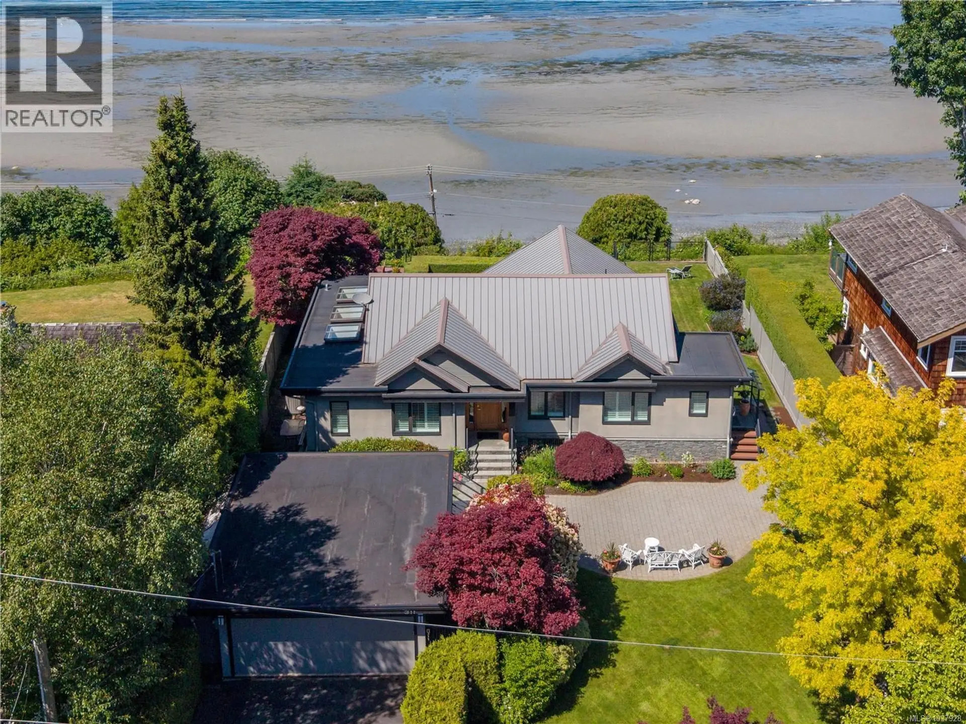 Property at 311 Poplar Ave, Qualicum Beach, BC