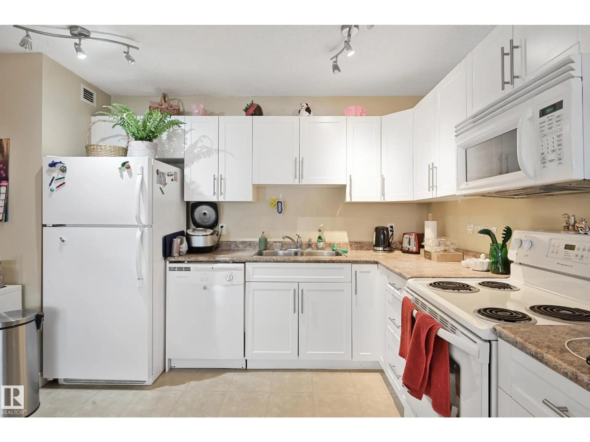#901 9710 105 ST NW - Image 4