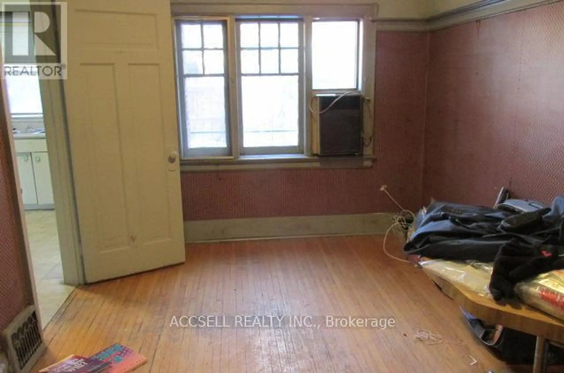 53 ARLINGTON AVENUE N - Image 6