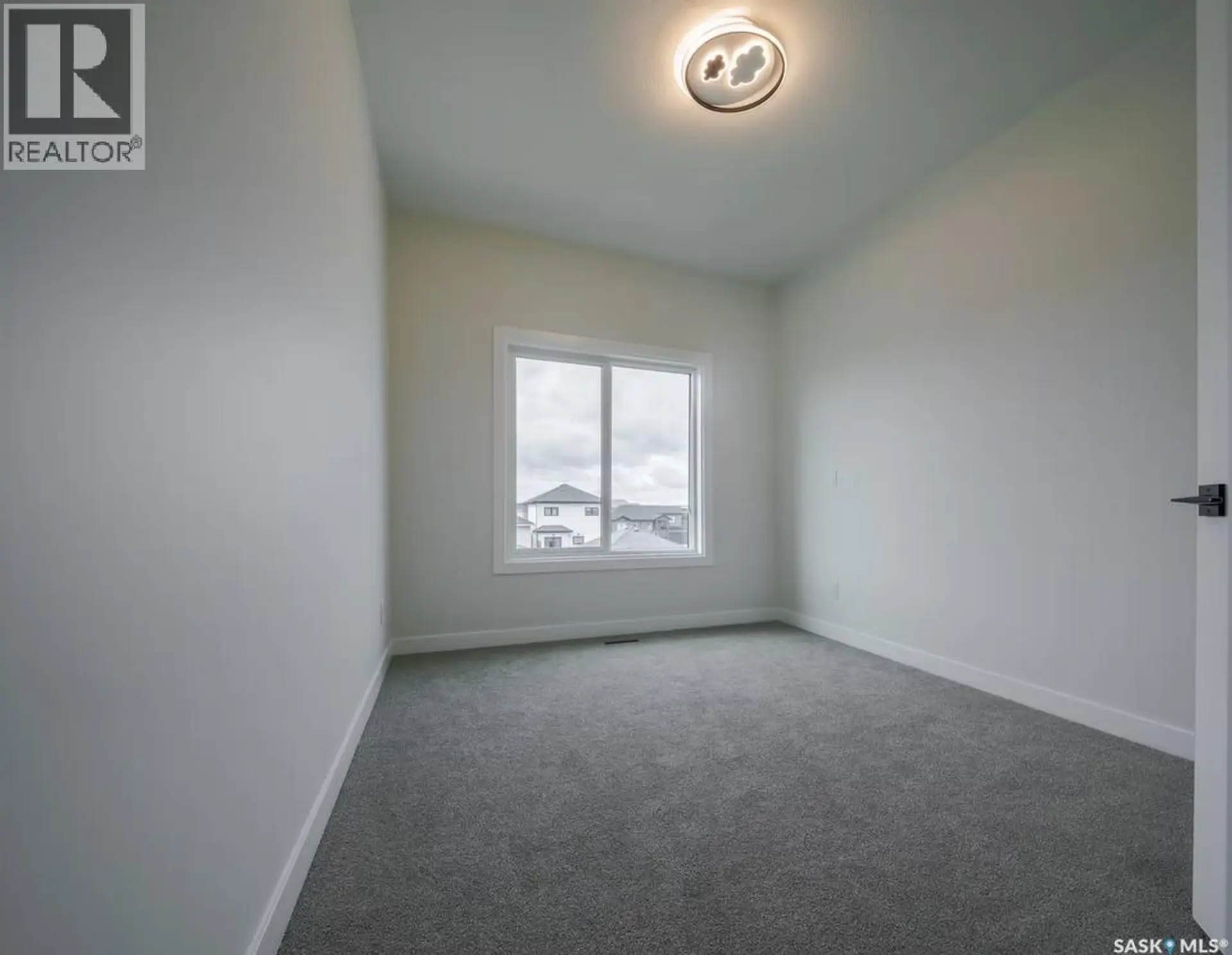 #223 Feheregyhazi BOULEVARD - Image 4