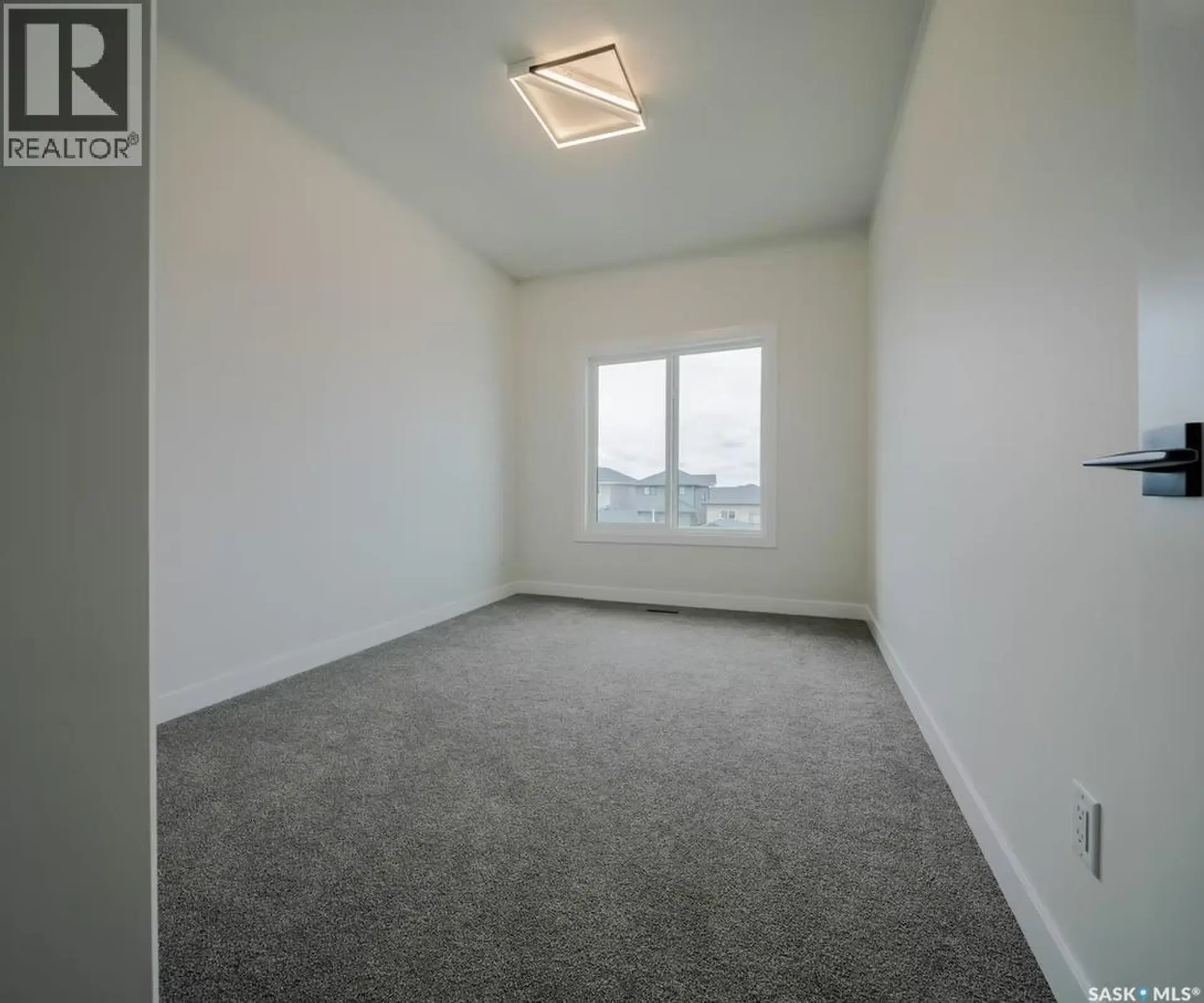 #223 Feheregyhazi BOULEVARD - Image 5