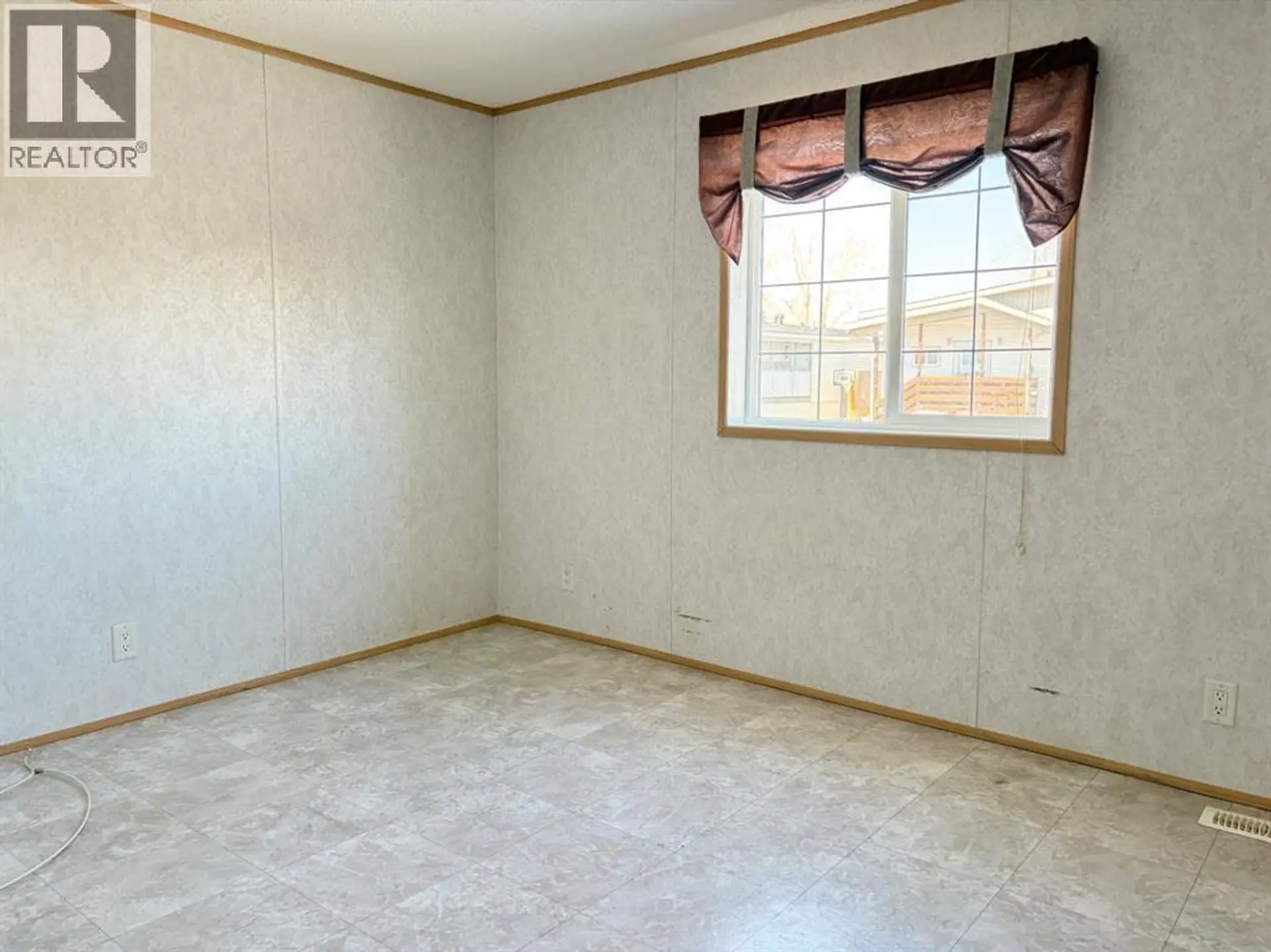 300 Grandview Crescent - Image 10