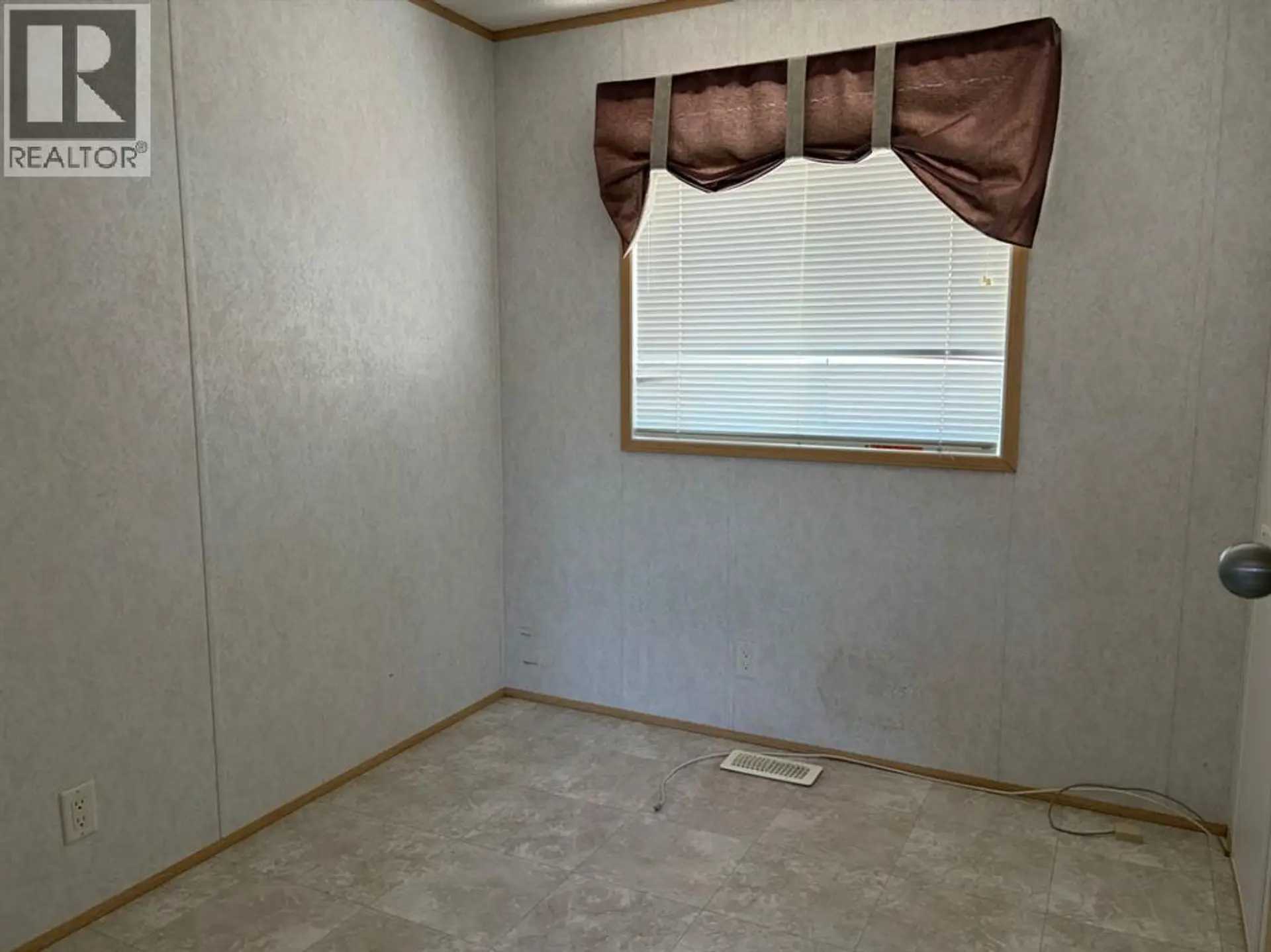300 Grandview Crescent - Image 12