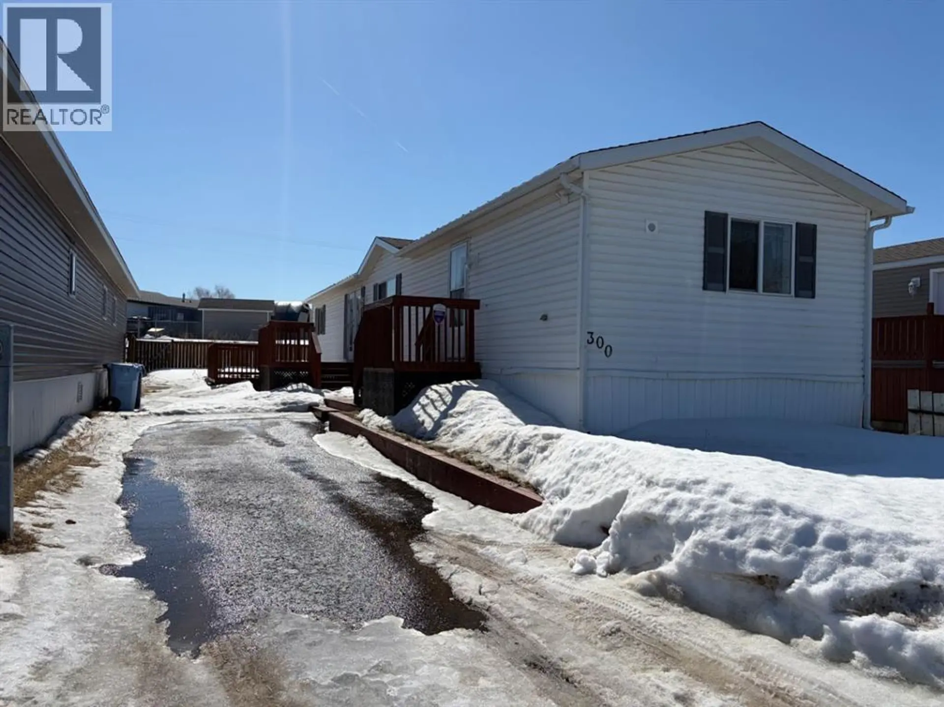 300 Grandview Crescent - Image 1