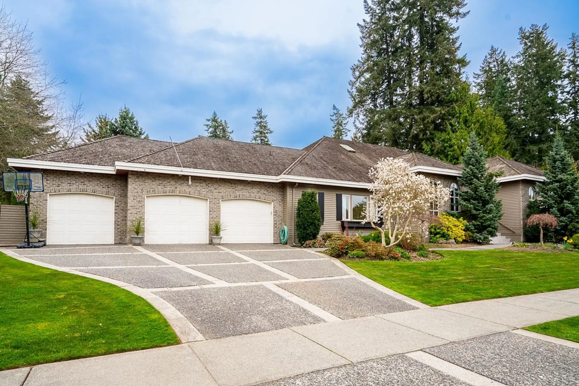Property at 2318 Chantrell Park Drive, Surrey, BC