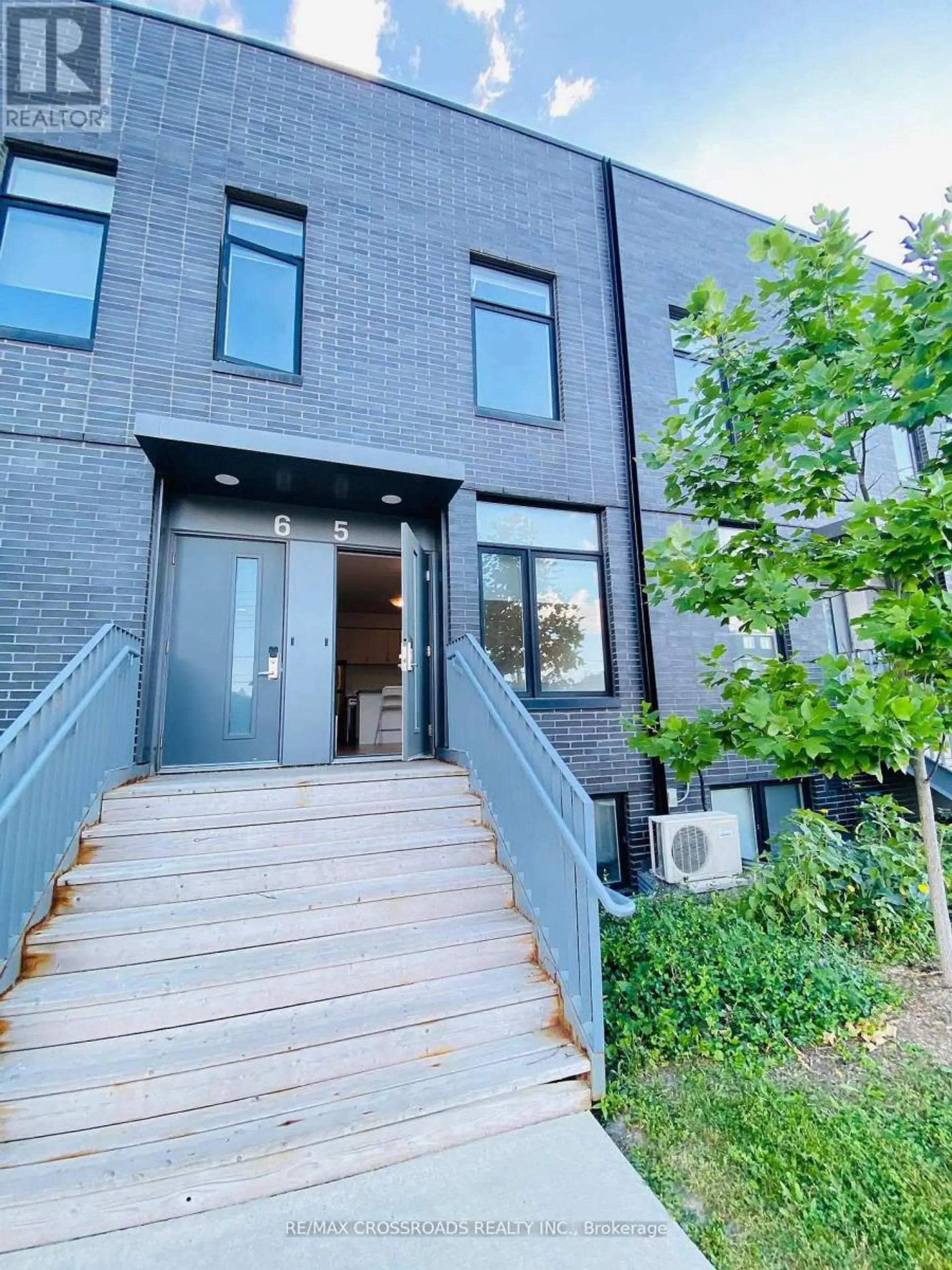 #5 1720 SIMCOE STREET N - Image 1
