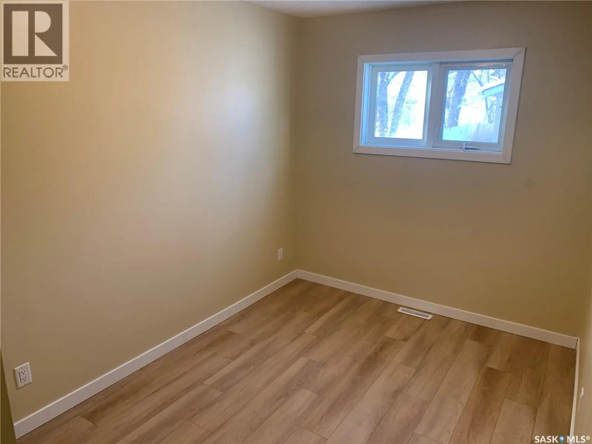 111 M AVENUE S - Image 6