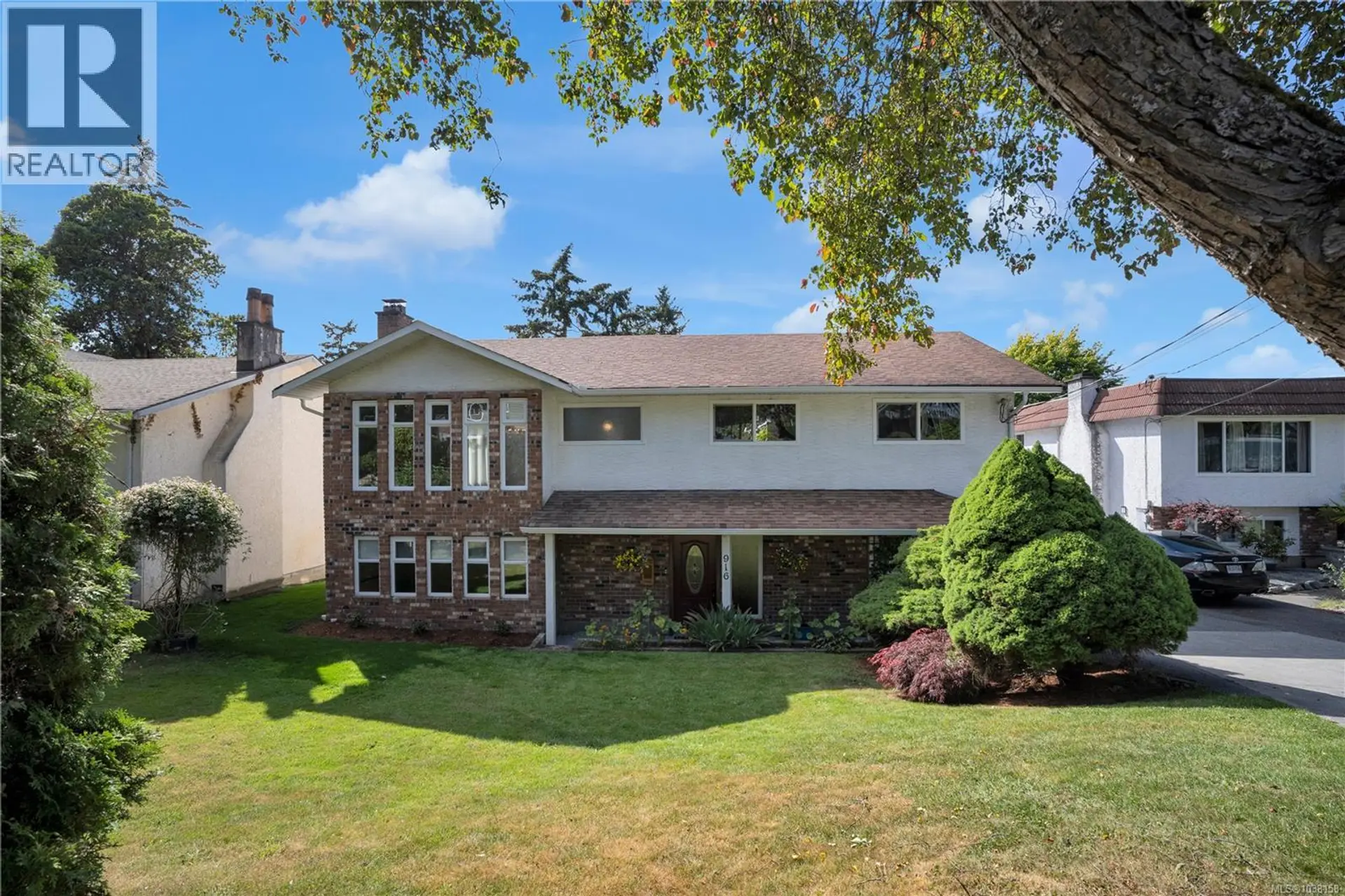 Property at 916 Rankin Rd, Esquimalt, BC