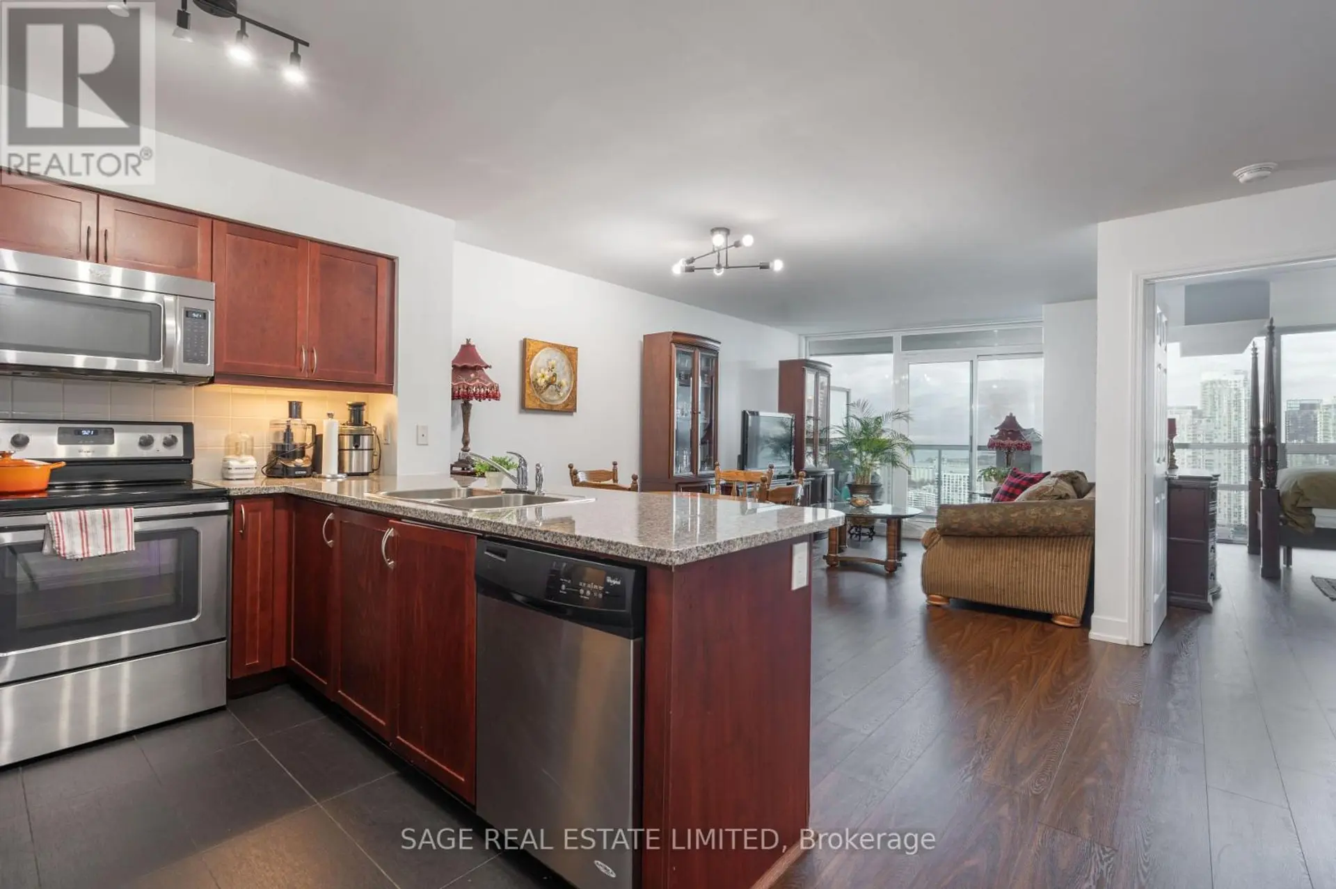 #3712 19 GRAND TRUNK CRESCENT - Image 2