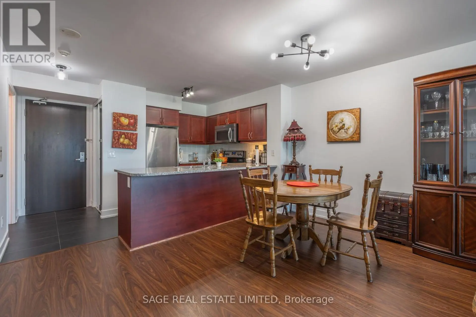 #3712 19 GRAND TRUNK CRESCENT - Image 6