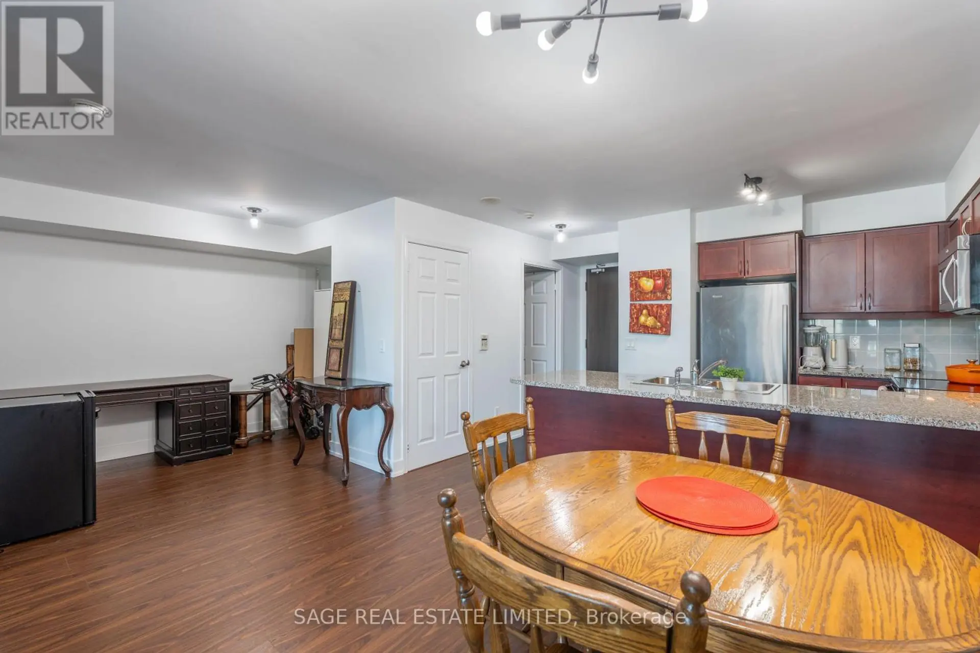 #3712 19 GRAND TRUNK CRESCENT - Image 7