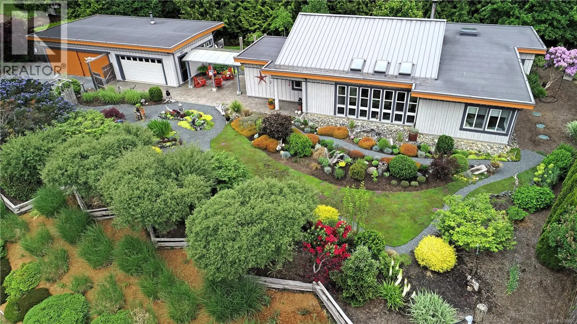 Property at 3881 Charlton Dr, Qualicum Beach, BC