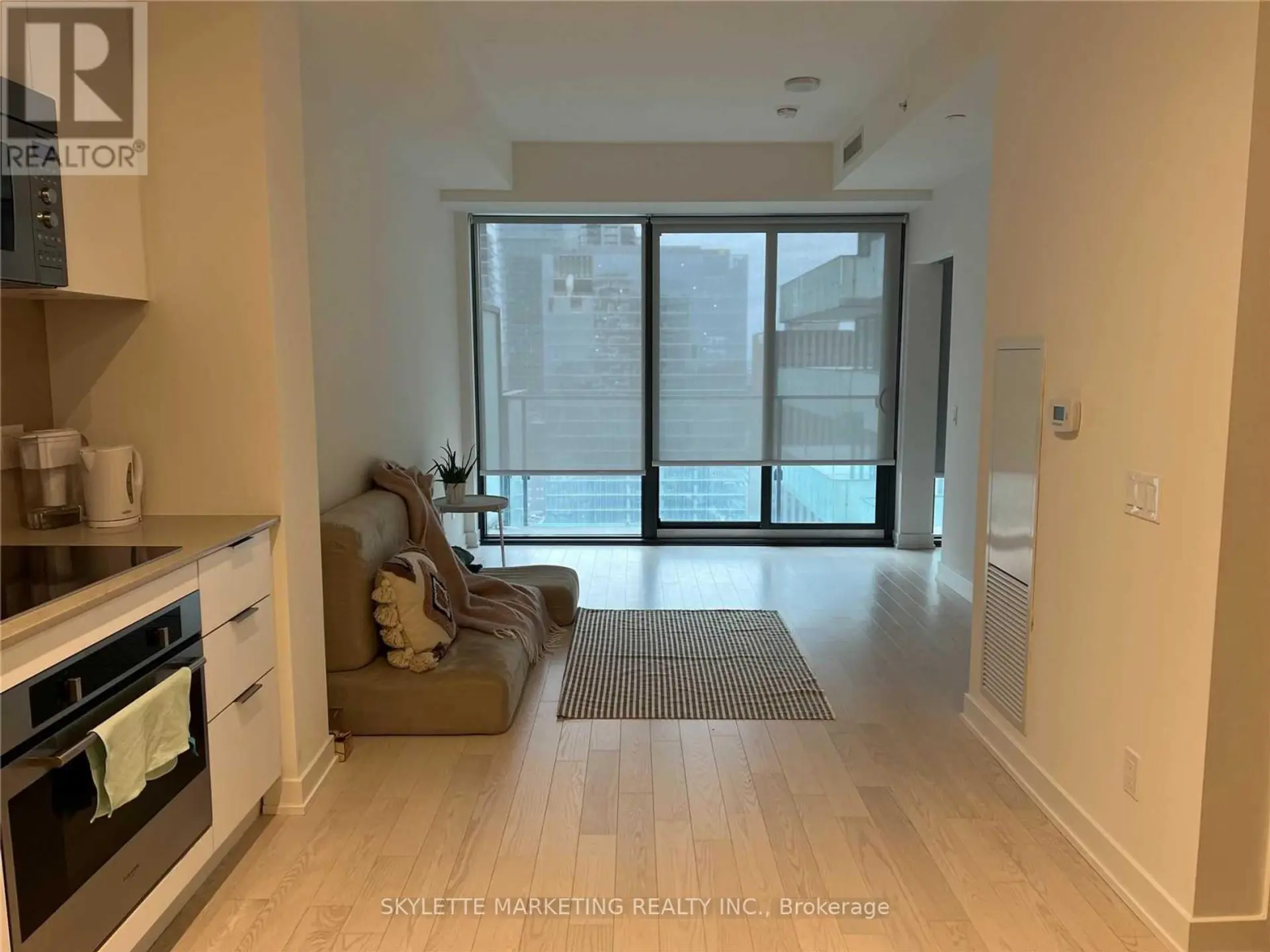#3607 20 LOMBARD STREET - Image 4