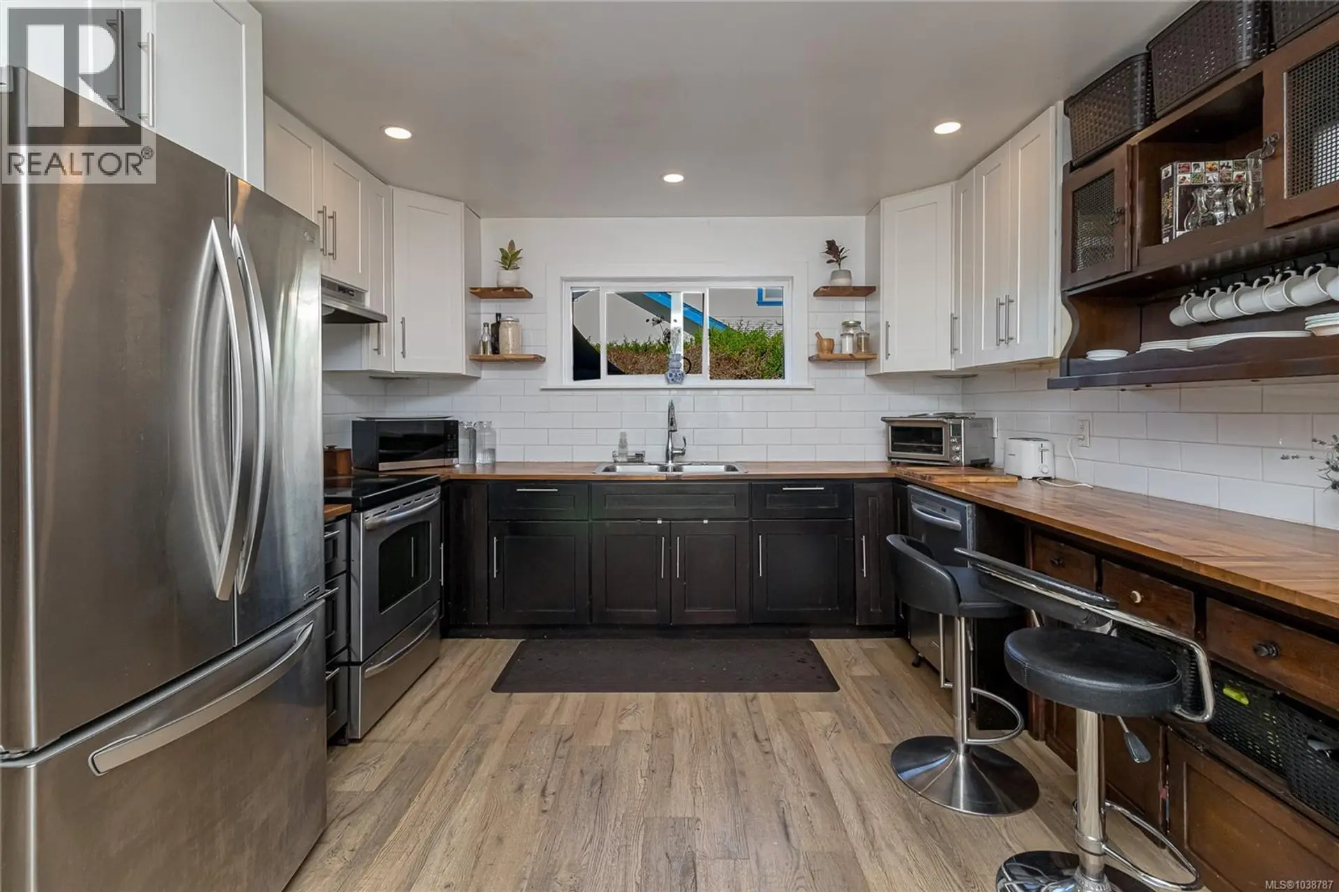 Property at 862 Canterbury Rd, Saanich, BC