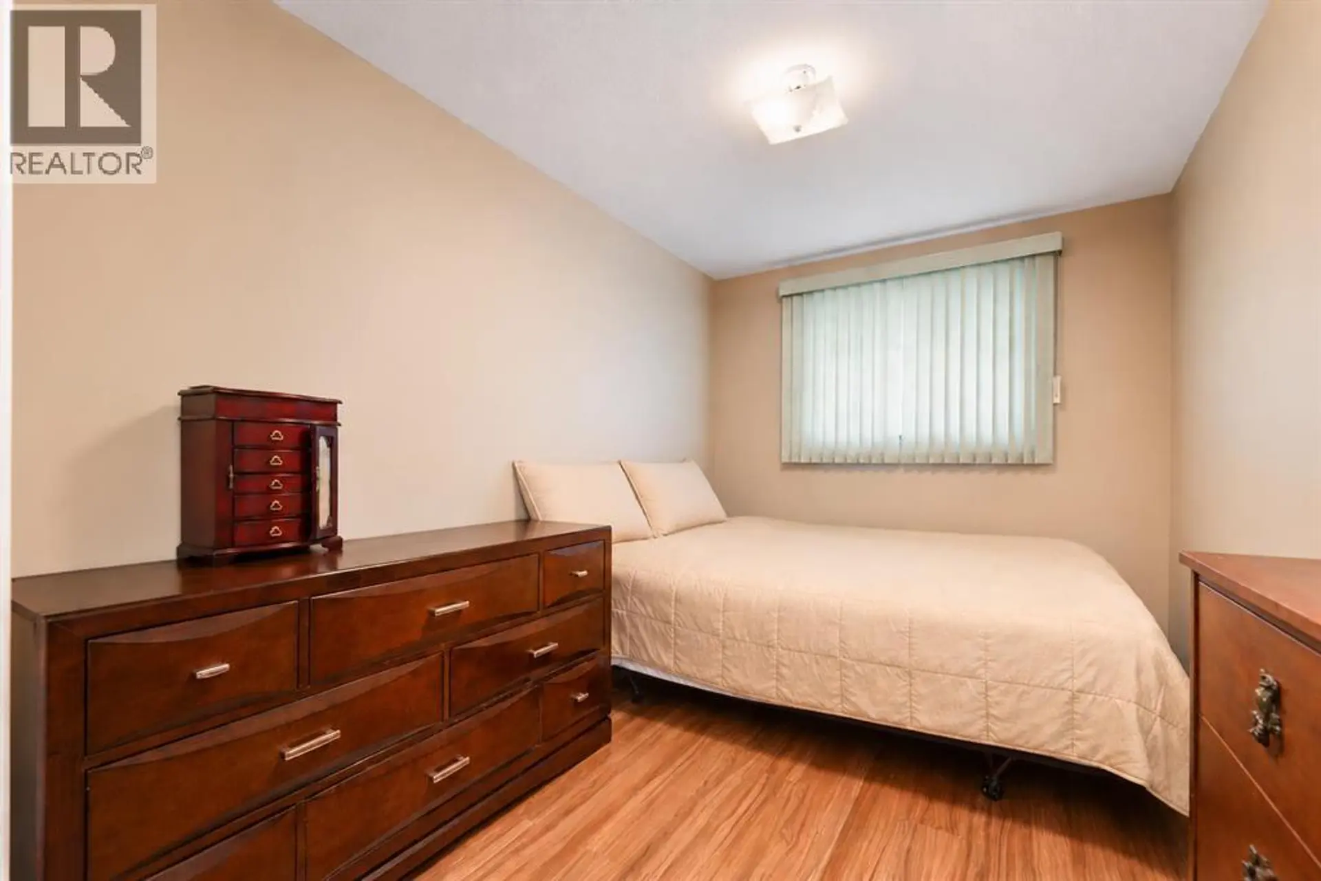 5005 43 Street E - Image 12