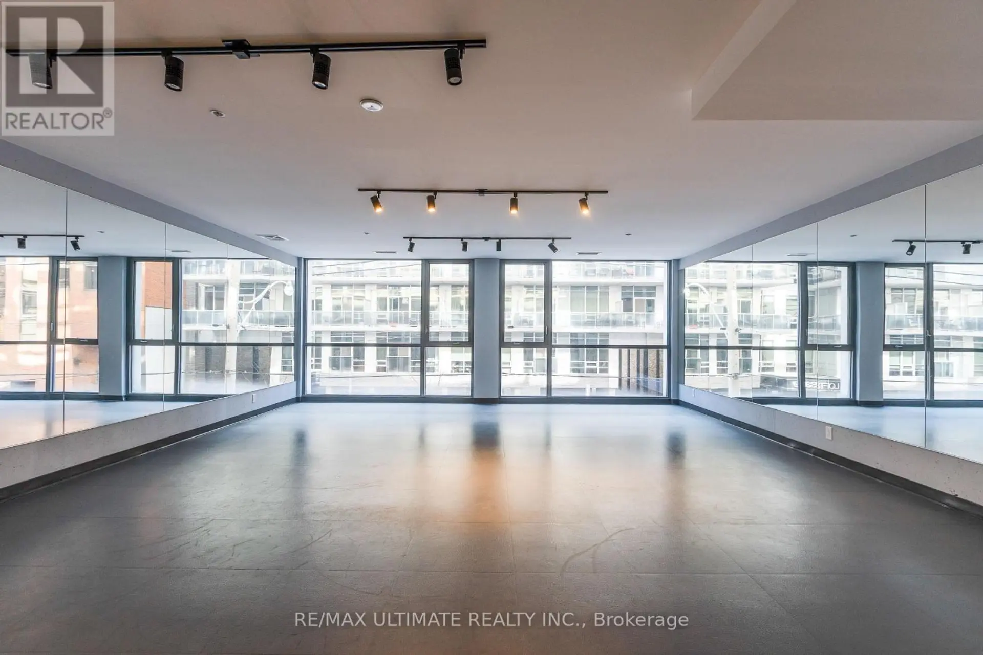 #206 39 BRANT STREET - Image 12