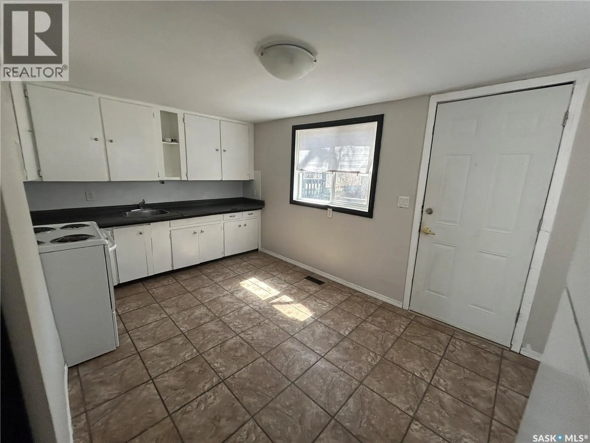607 28th STREET W - Image 4