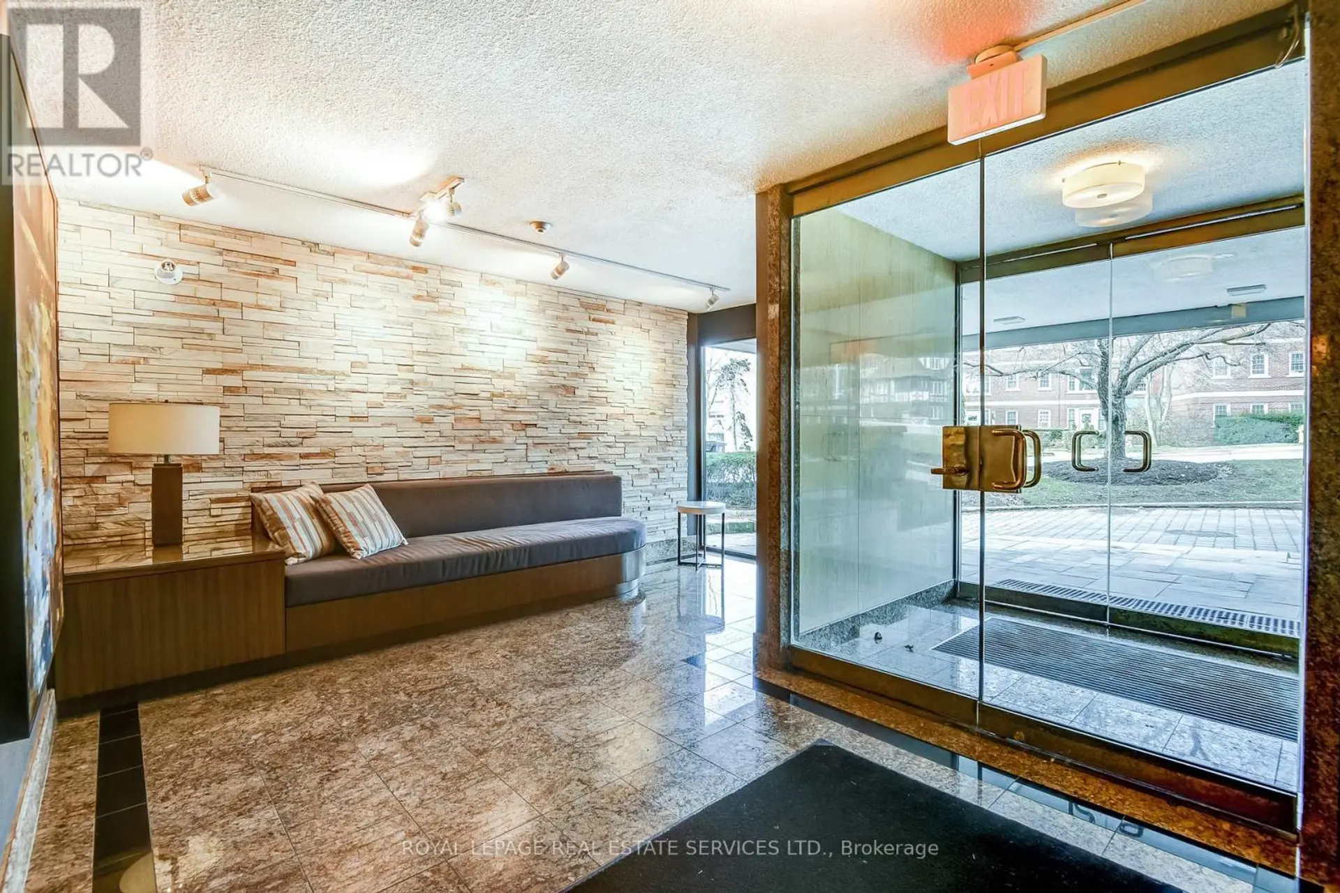 #303 2545 BLOOR STREET W - Image 2