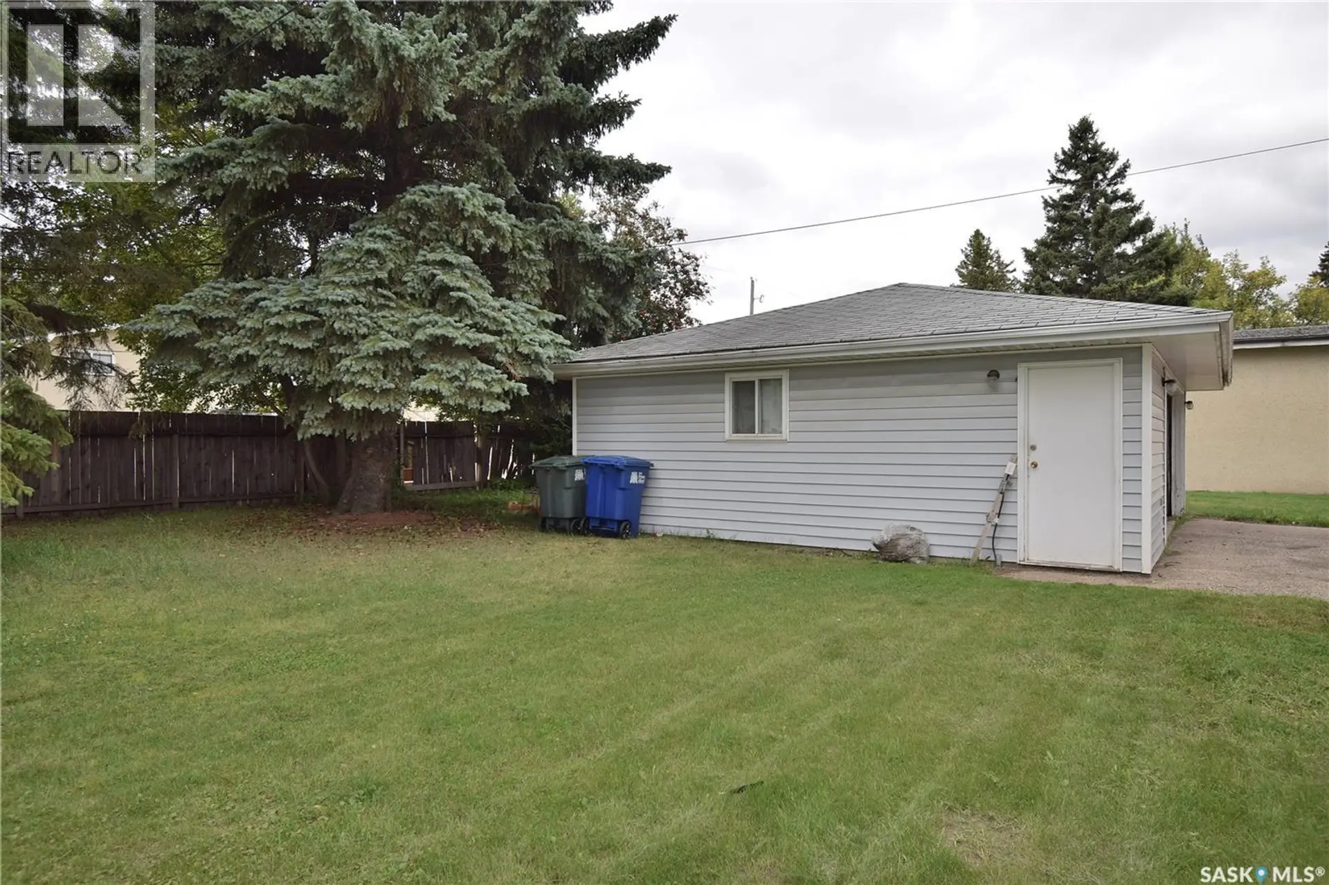 579 25th STREET E - Image 15