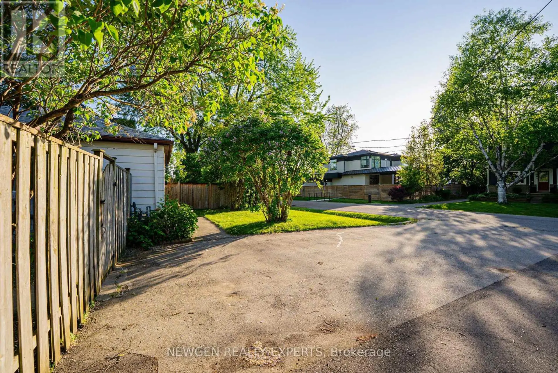 1070 PELHAM AVENUE - Image 17