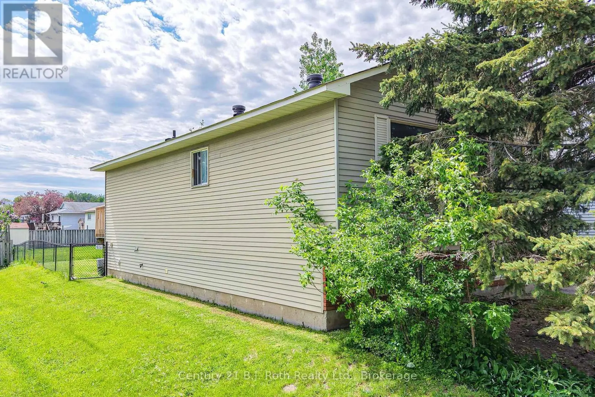 211 WESTMOUNT DRIVE S - Image 2