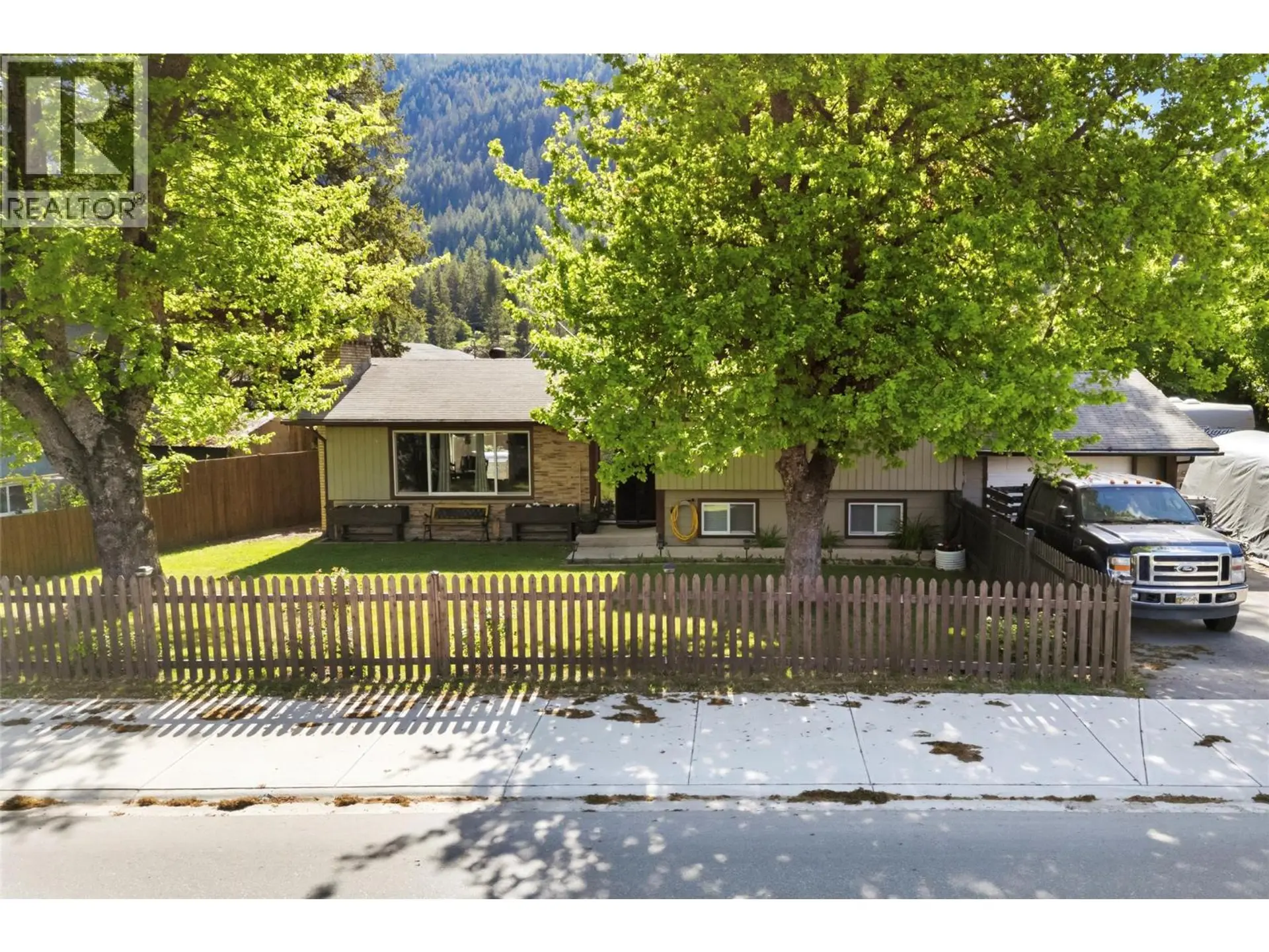 Property at 606 Riverside Avenue, Sicamous, BC