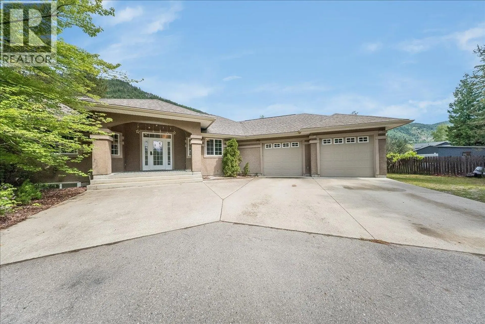 Property at 816 COLUMBIA Road, Castlegar, BC