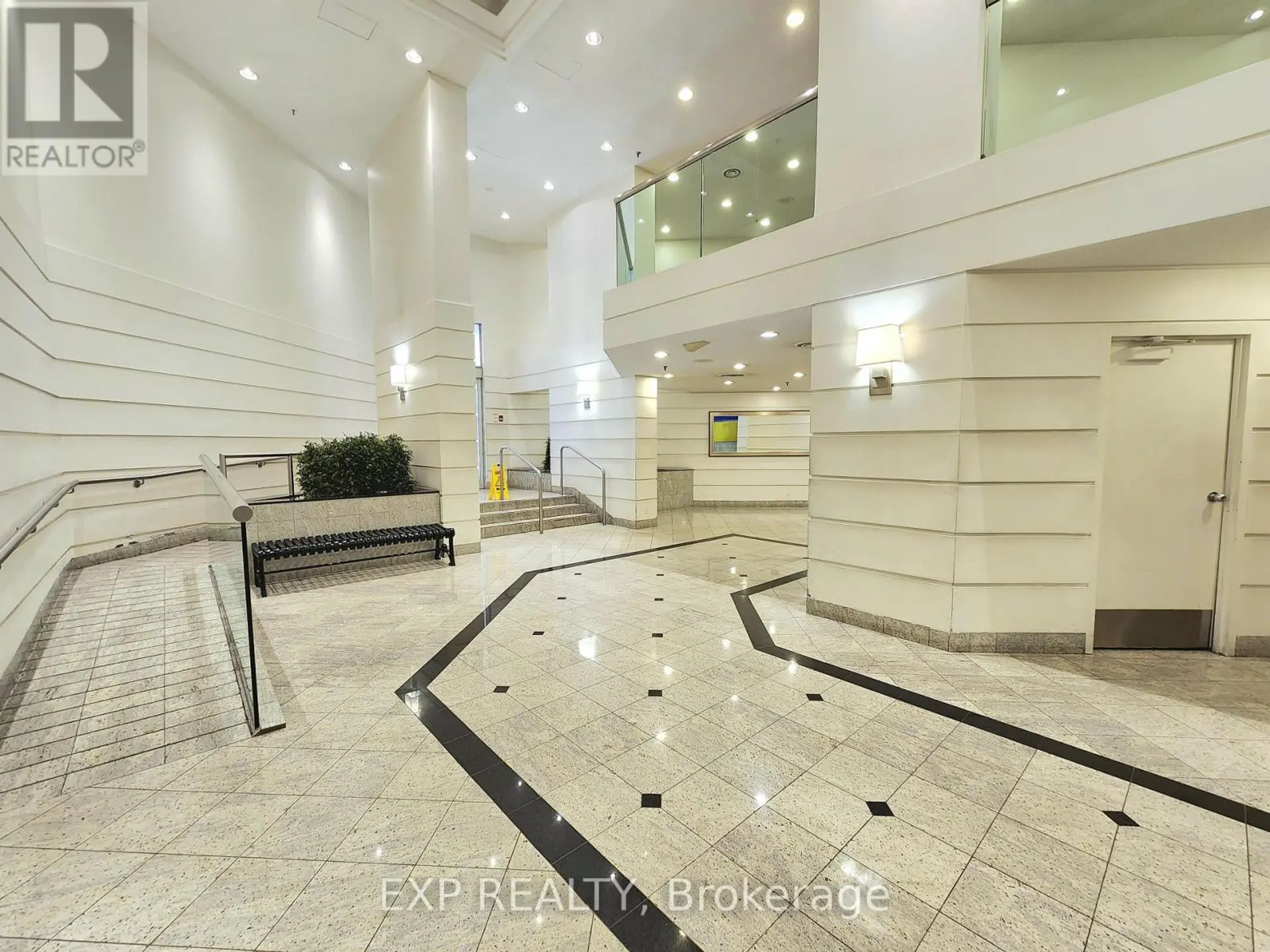 #1421 711 BAY STREET - Image 2
