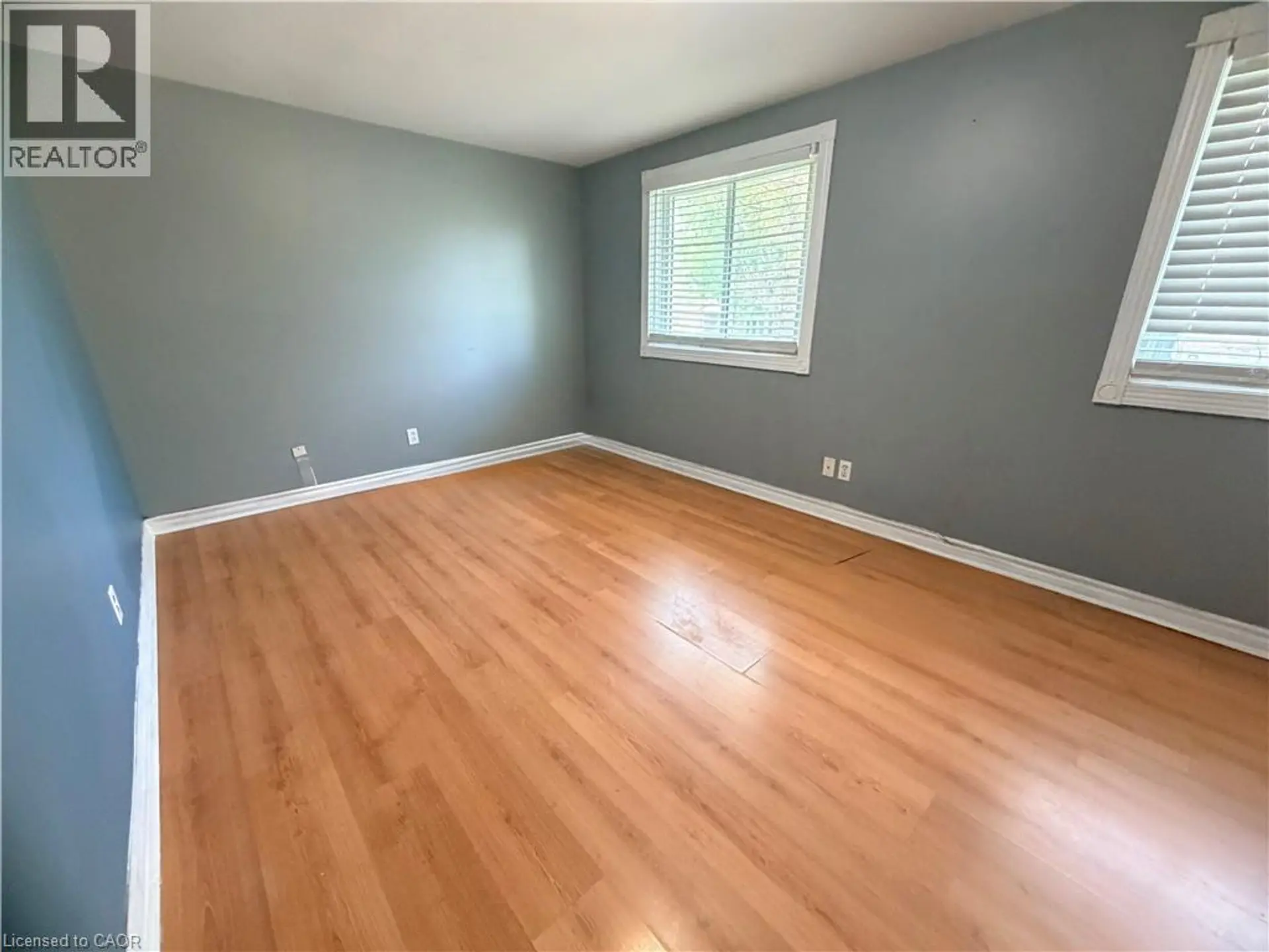 43 FOREST GLEN Crescent - Image 2