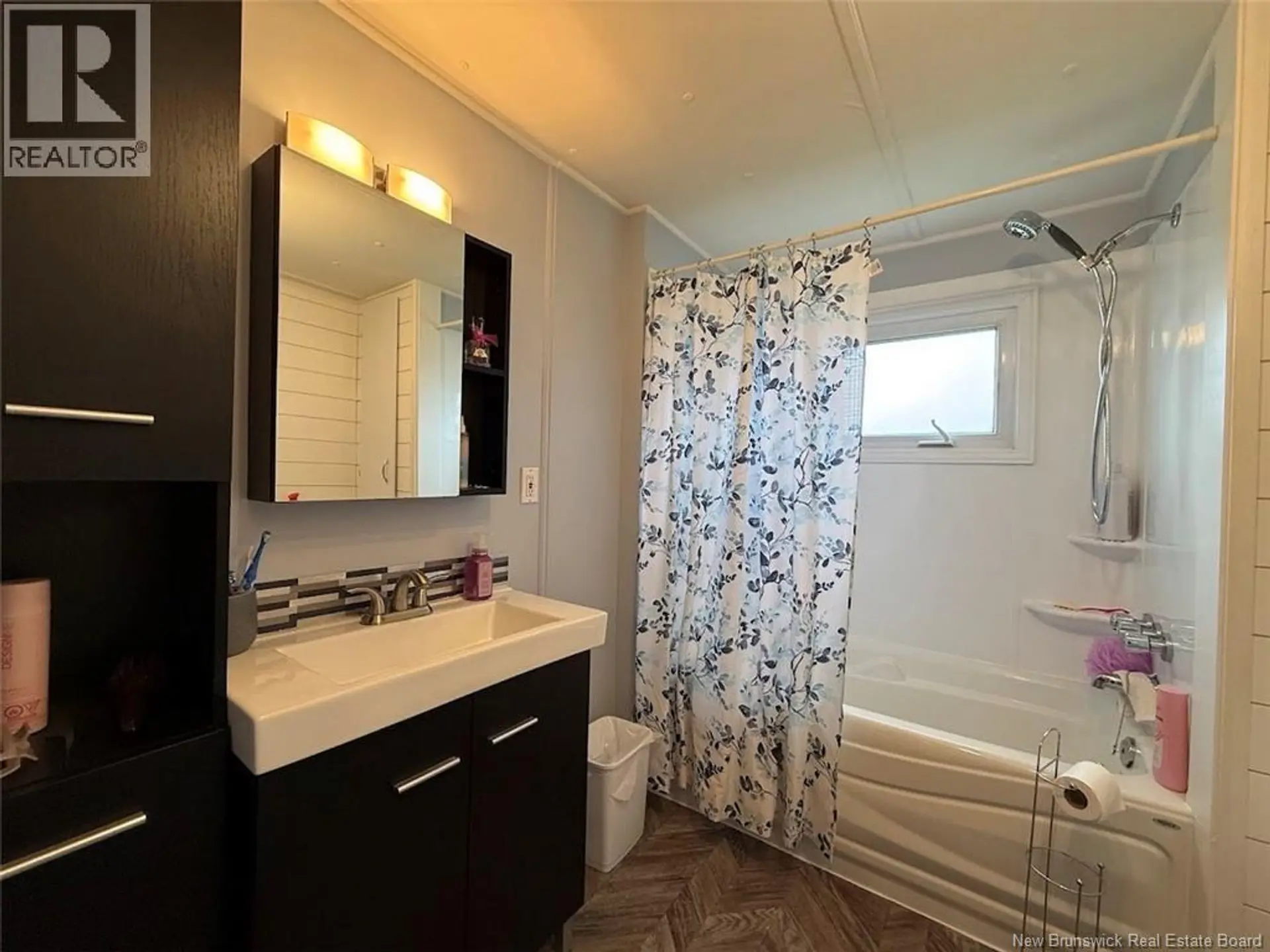 2037 Centrale Street - Image 10